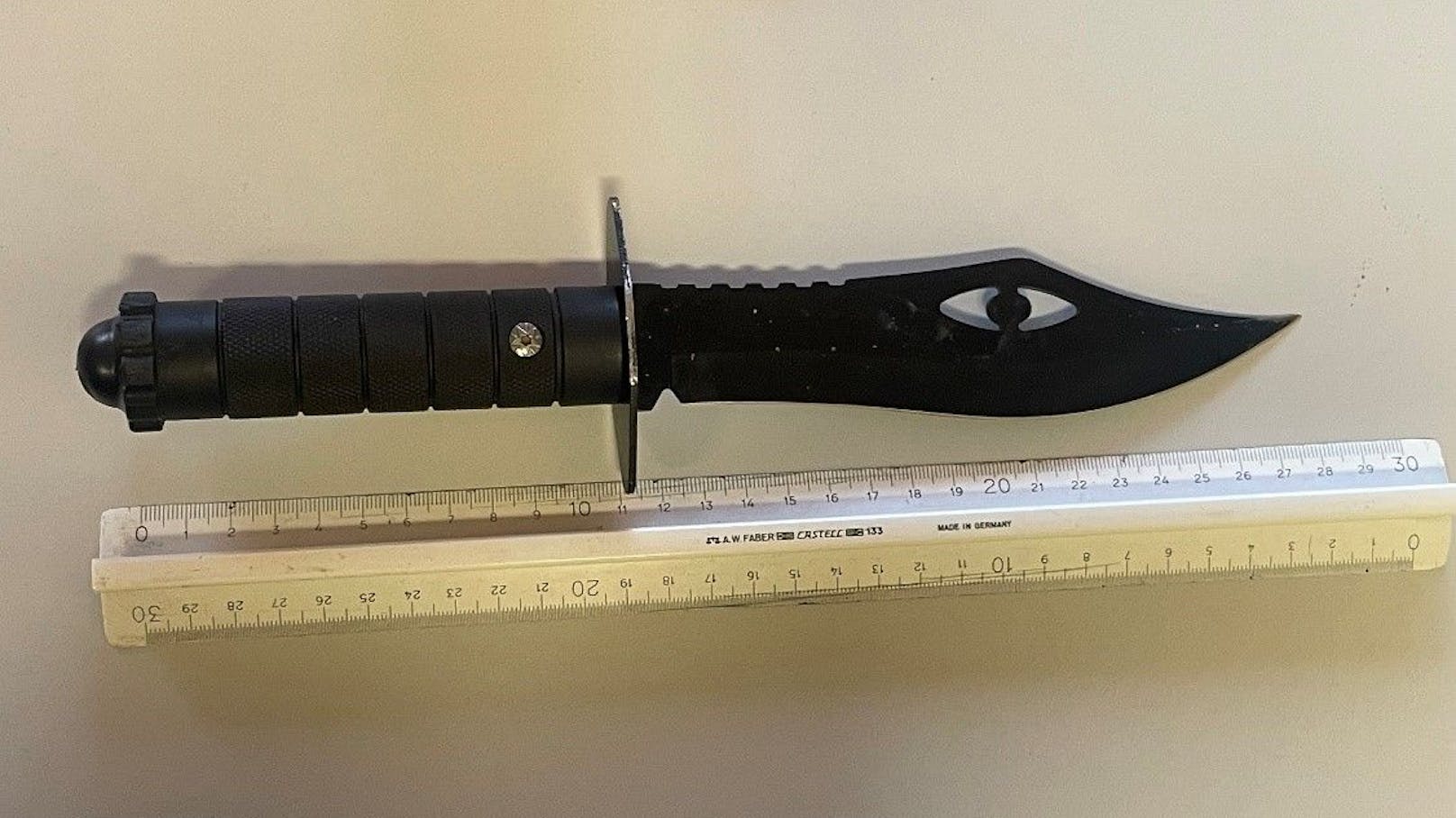 Mit diesem Messer ging der Hundehalter auf den 27-Jährigen los.