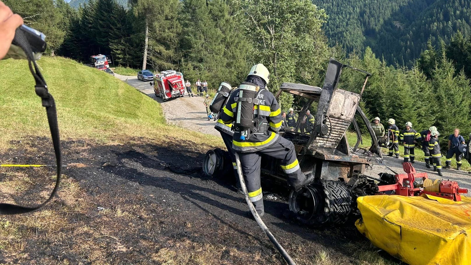 Starker Rauch! Mähtrac brennt plötzlich lichterloh