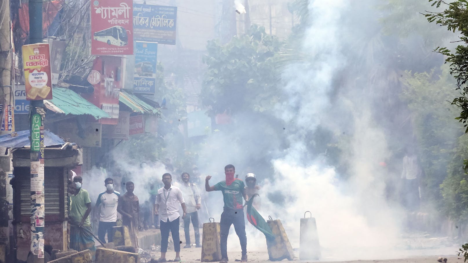 In Bangladesch demonstrieren Tausende gegen die Regierung. Einige Demonstranten haben den Amtssitz in Dhaka gestürmt.