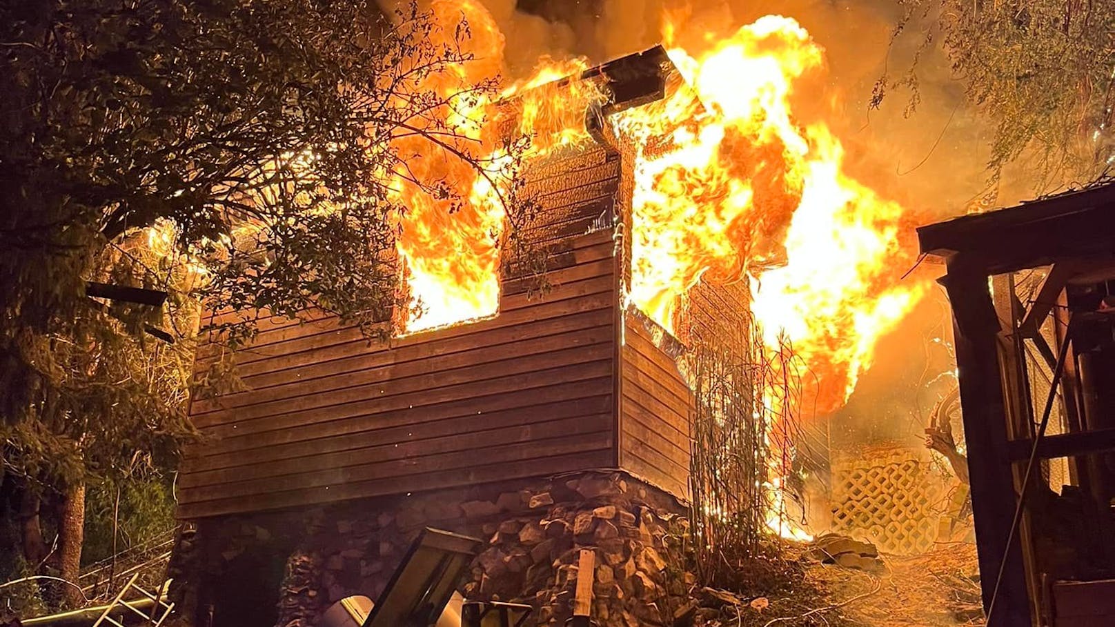 Feuerwehr im Großeinsatz! Gartenhütte steht in Flammen