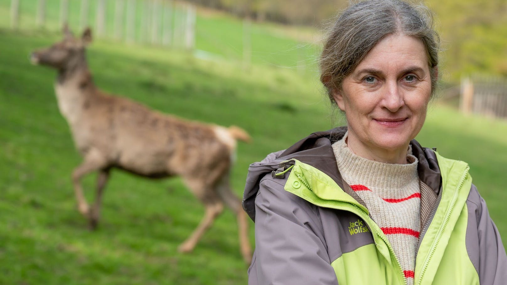 Ökologie-Expertin Claudia Bieber im Hirschgehege des Instituts für Wildtierkunde am Wilhelminenberg.