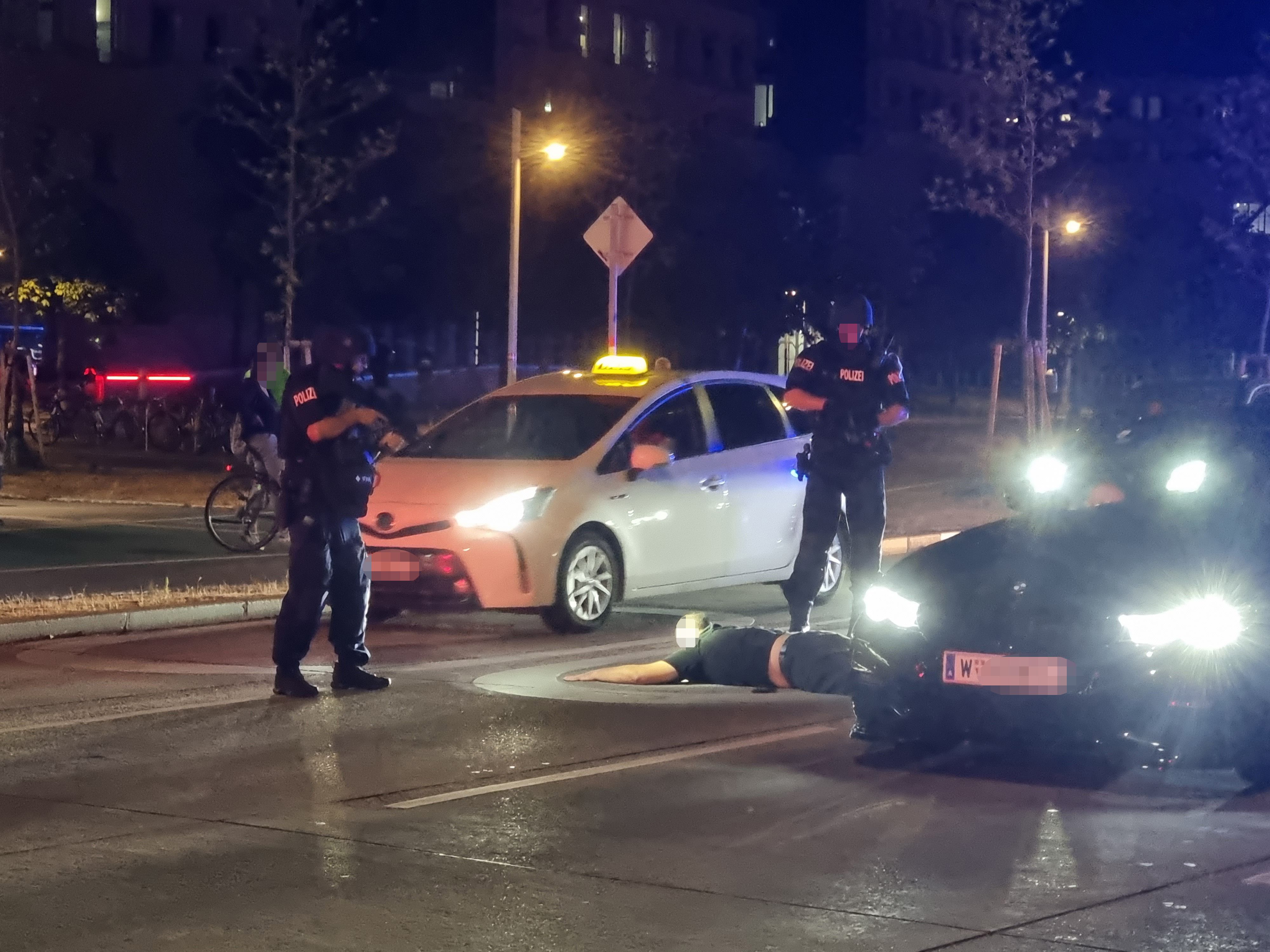 Die Polizisten forderten den Mann auf, sich auf den Bauch zu legen.