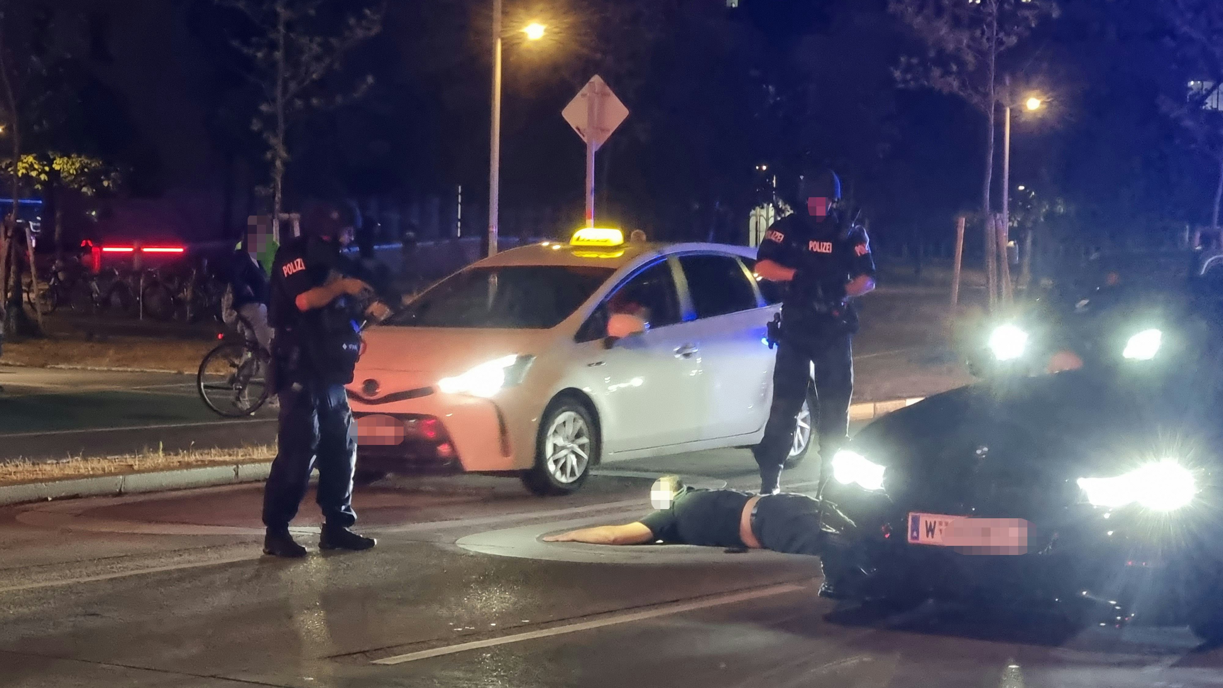 Die Polizisten forderten den Mann auf, sich auf den Bauch zu legen.