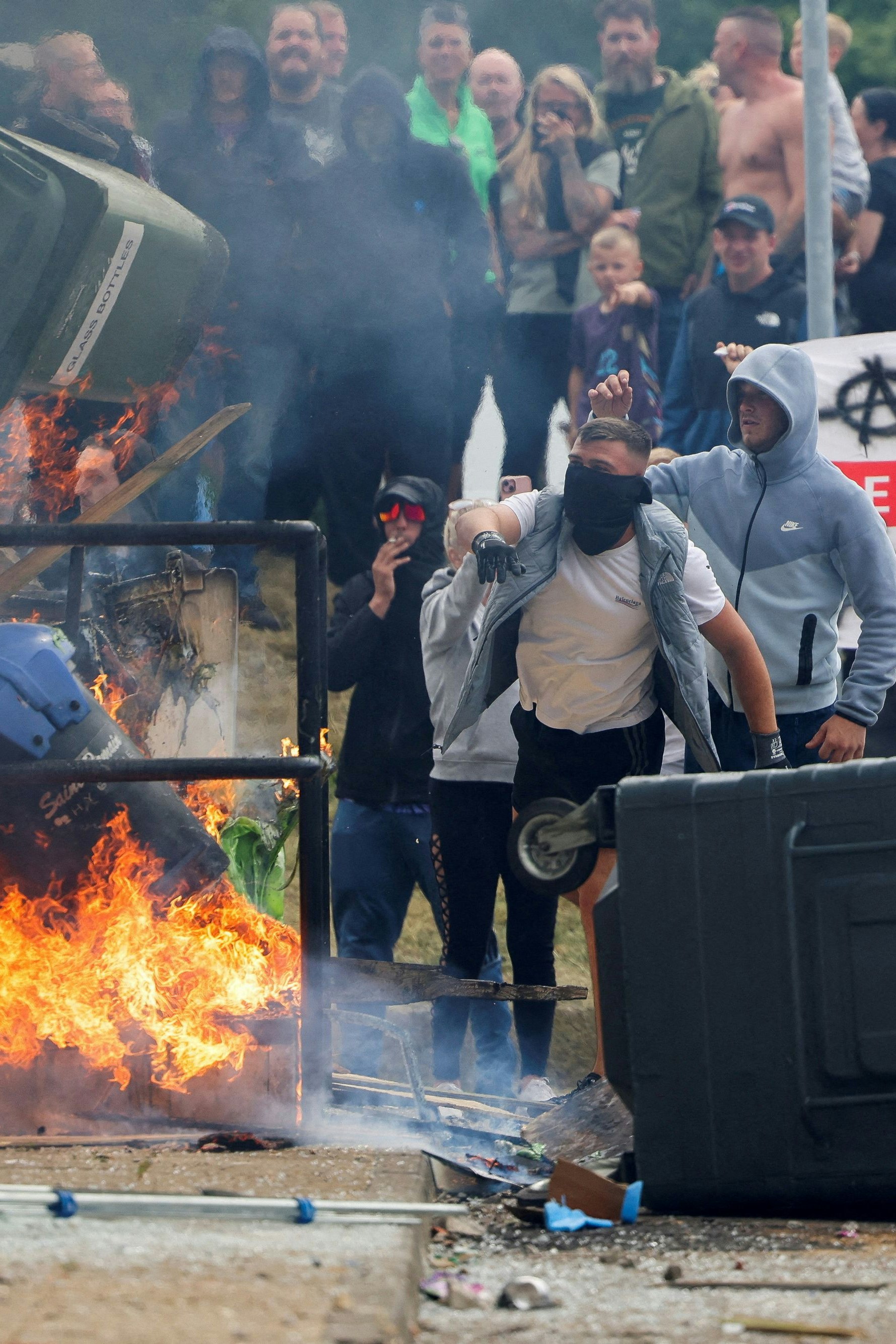 Brennende Müllcontainer, vermummte Protestierende, bürgerkriegsähnliche Szenen: In Großbritannien herrscht derzeit in vielen Städten Ausnahmezustand