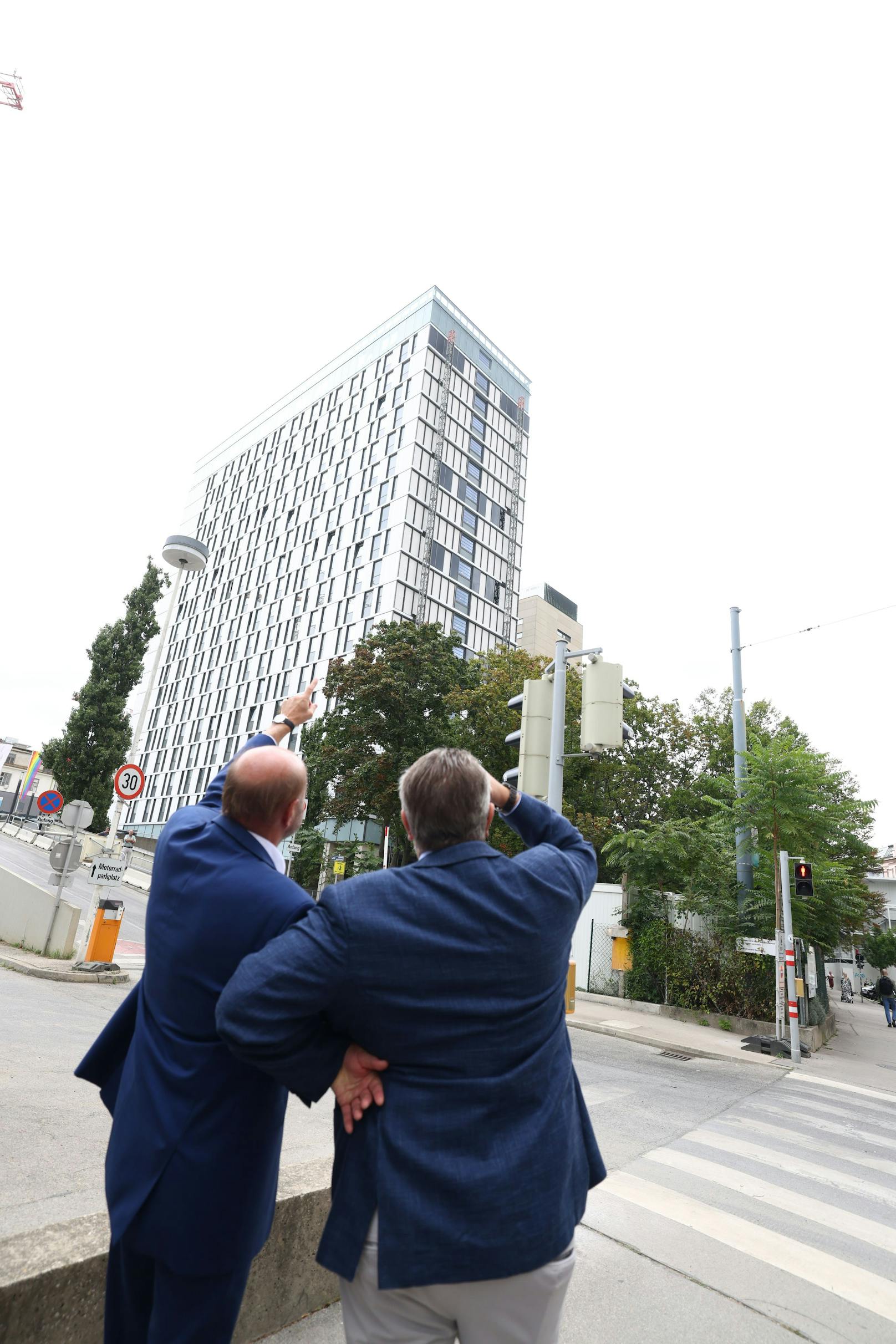 Das AKH-Hochhaus wird zum Solarkraftwerk.