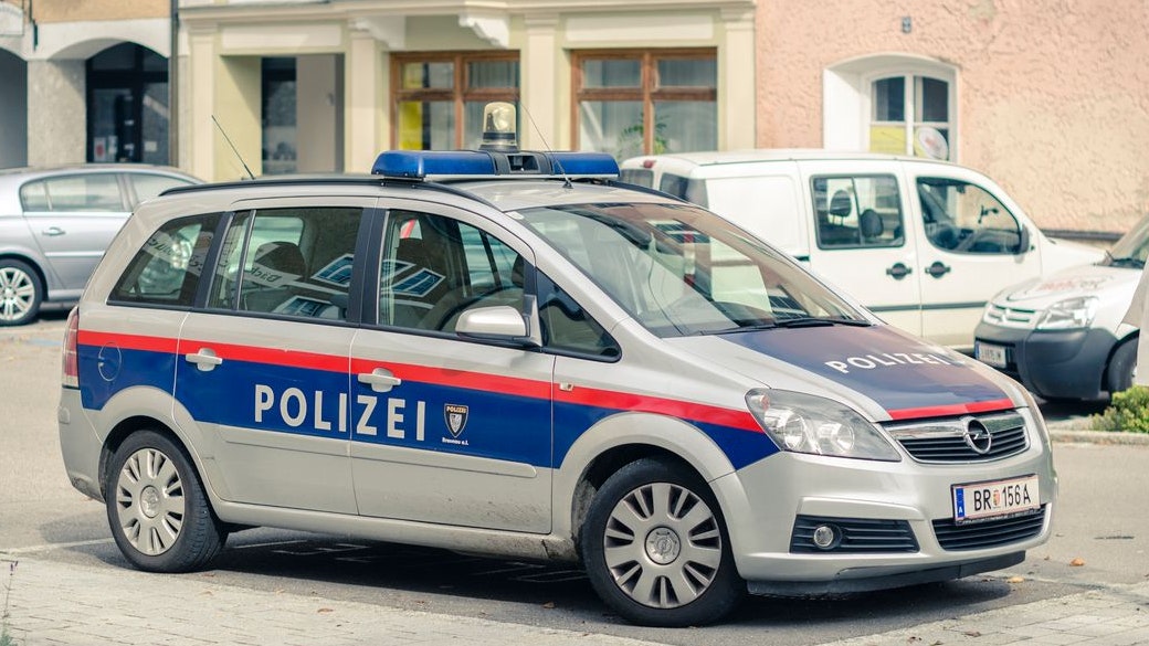 Die Polizei nahm dem Lenker an Ort und Stelle den Führerschein ab. Symbolbild. 