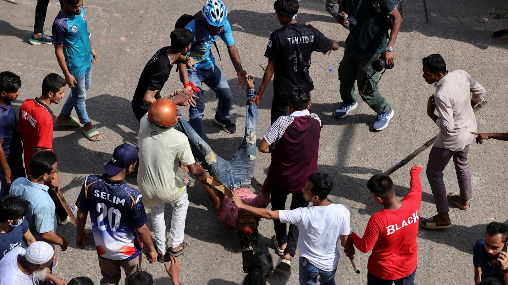 In Bangladesch demonstrieren Tausende gegen die Regierung. Einige Demonstranten haben den Amtssitz in Dhaka gestürmt.