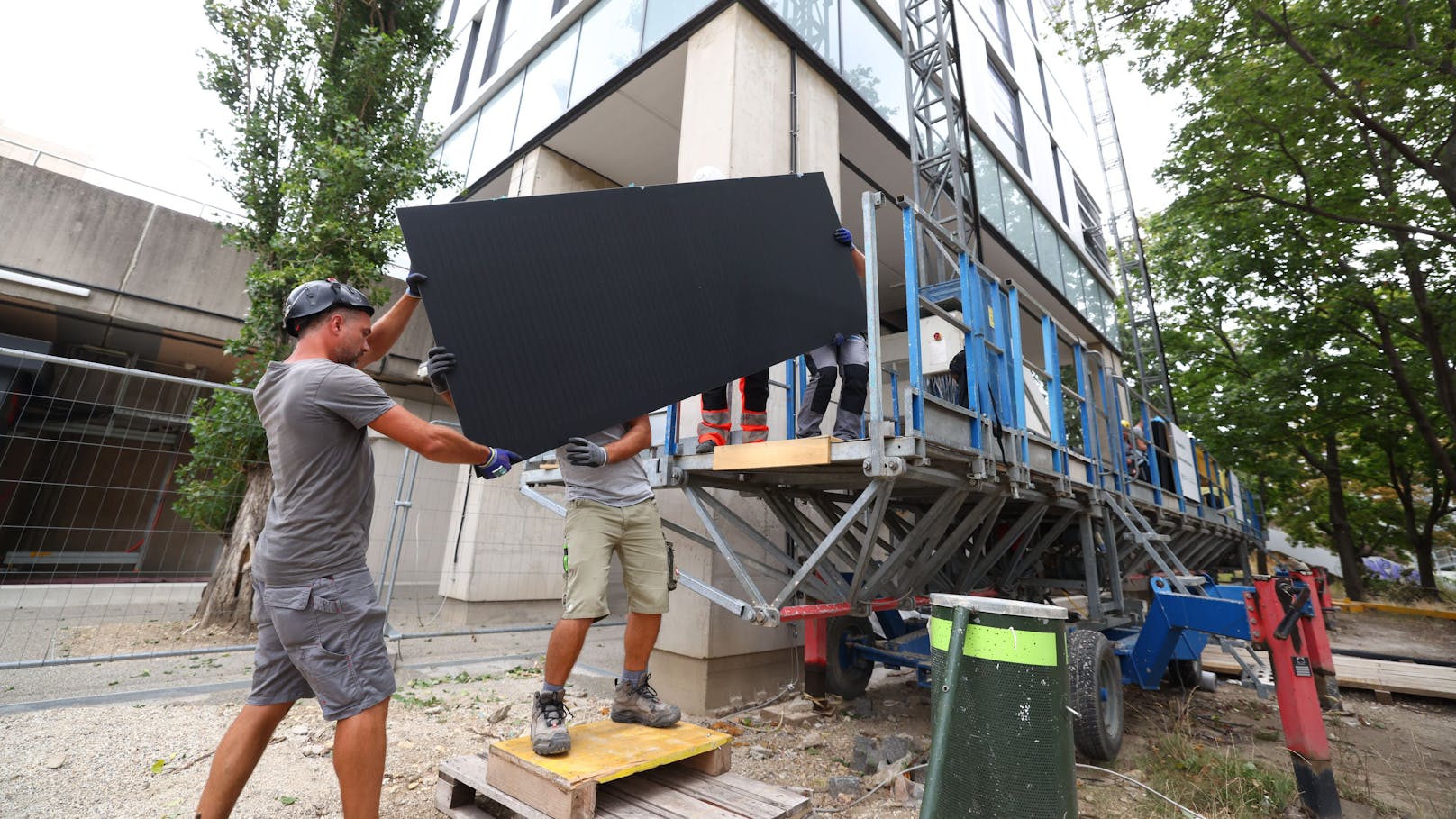 Die 12 Tonnen schwere vertikale Photovoltaik-Anlage wird montiert.