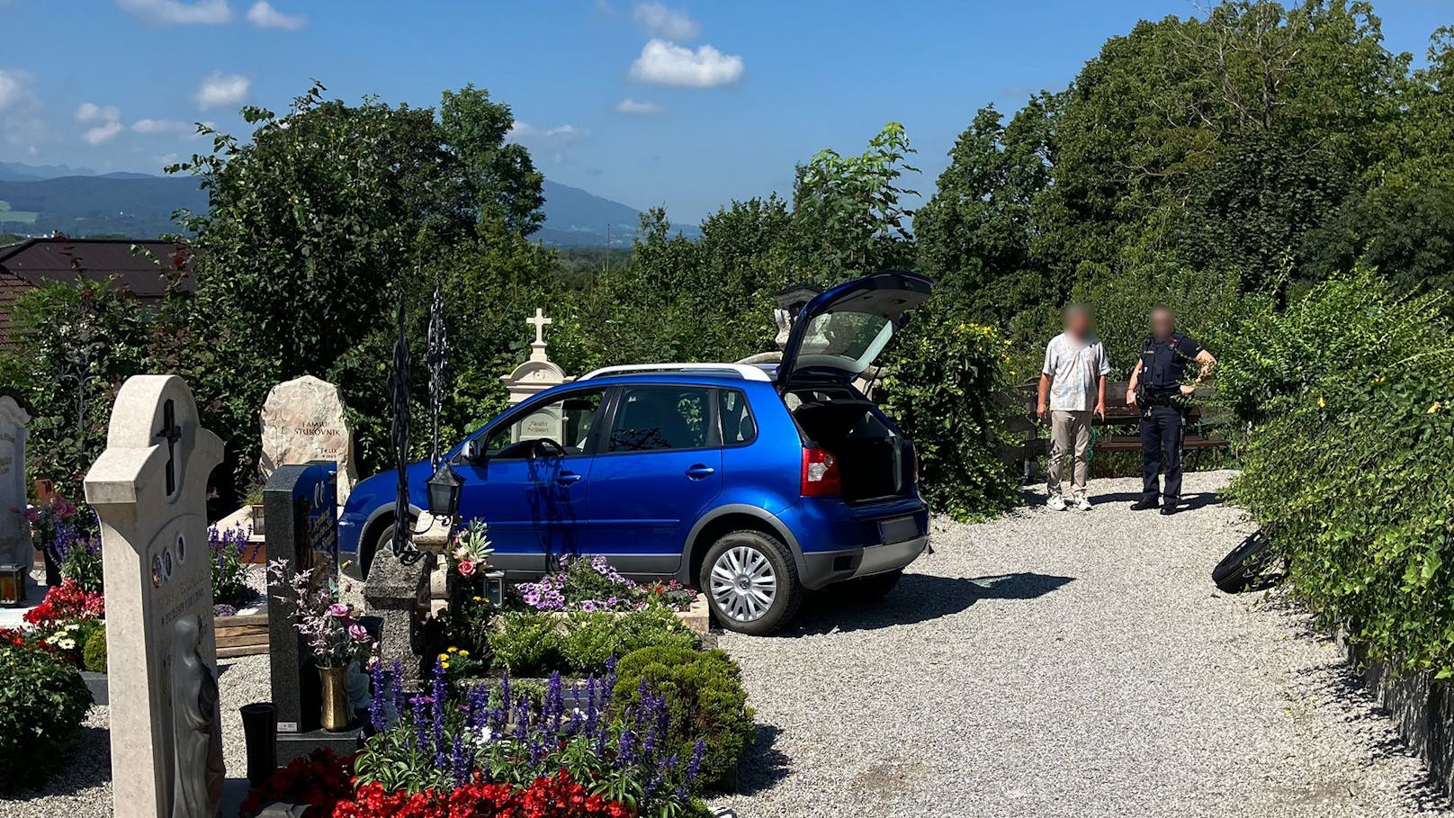 Pedale verwechselt – Lenkerin (84) landet auf Friedhof