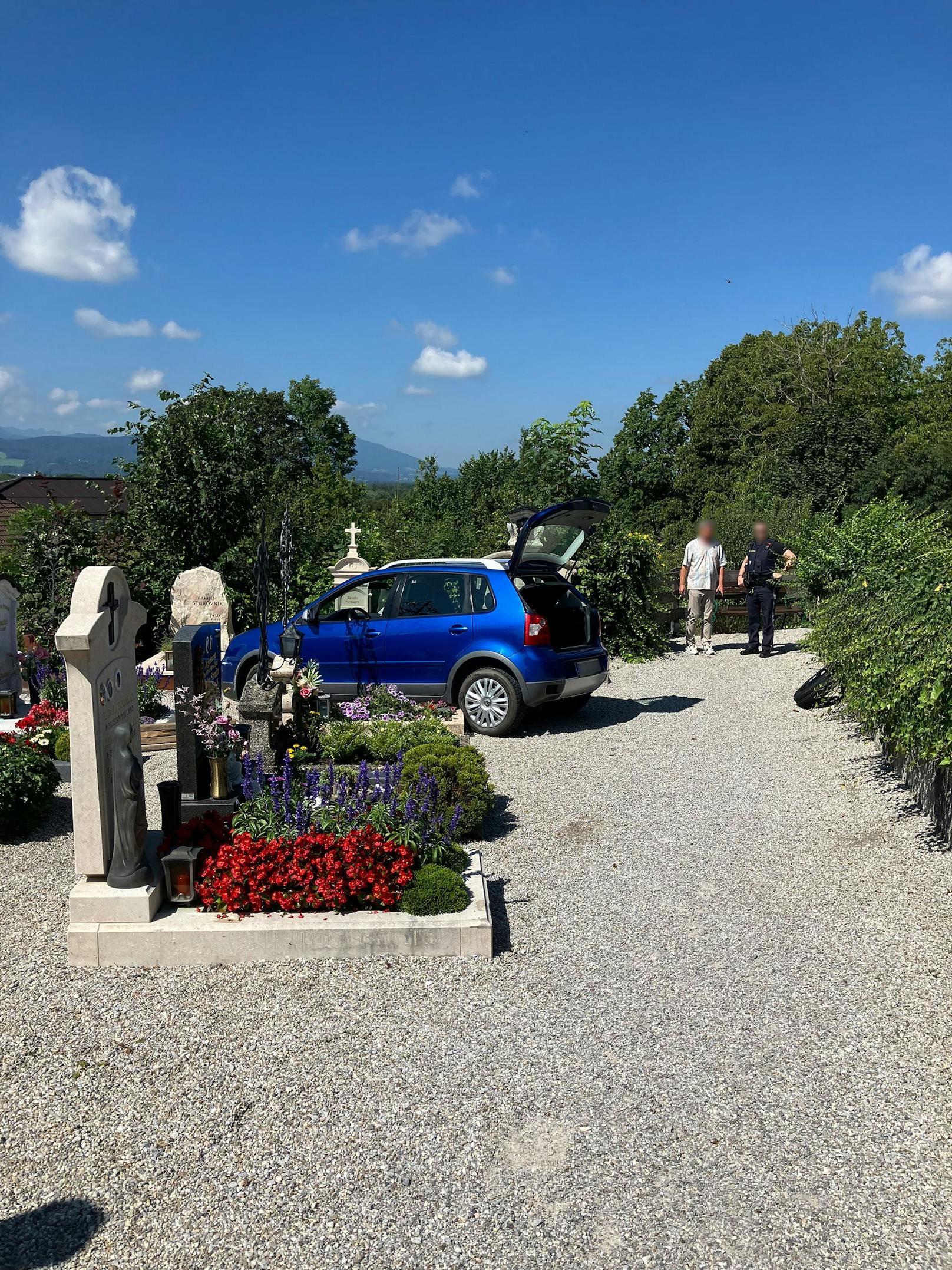 Eine 84-Jährige landete etwas unfreiwillig mit ihrem Pkw auf dem Friedhof in Bergheim.