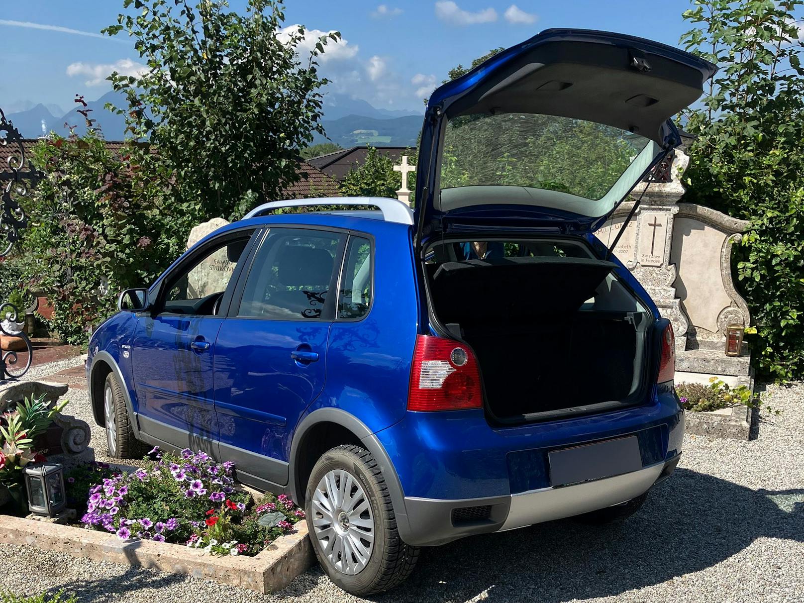 Eine 84-Jährige landete etwas unfreiwillig mit ihrem Pkw auf dem Friedhof in Bergheim.