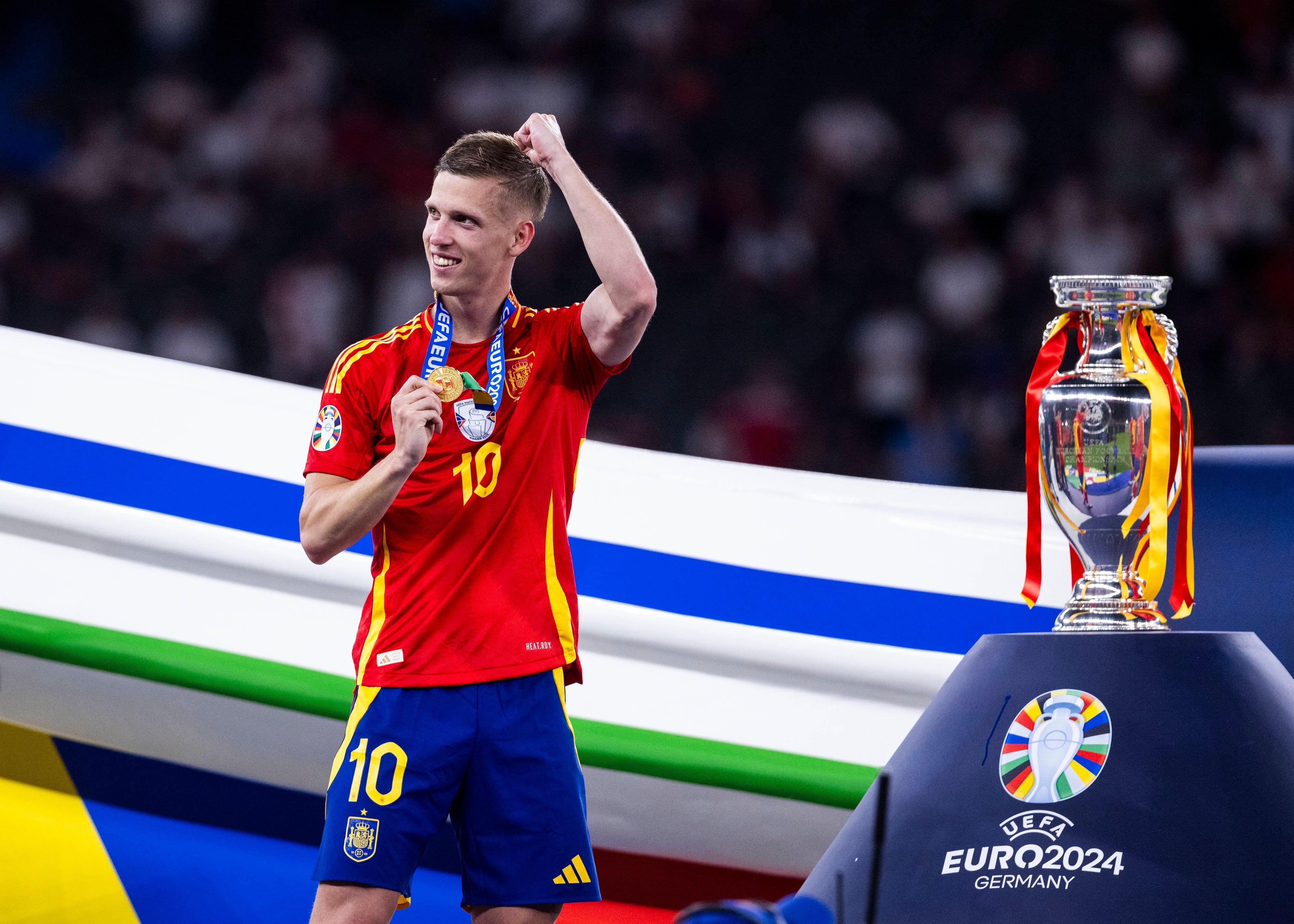 Dani Olmo kehrt zu seinem Jugendverein, dem FC Barcelona, zurück.