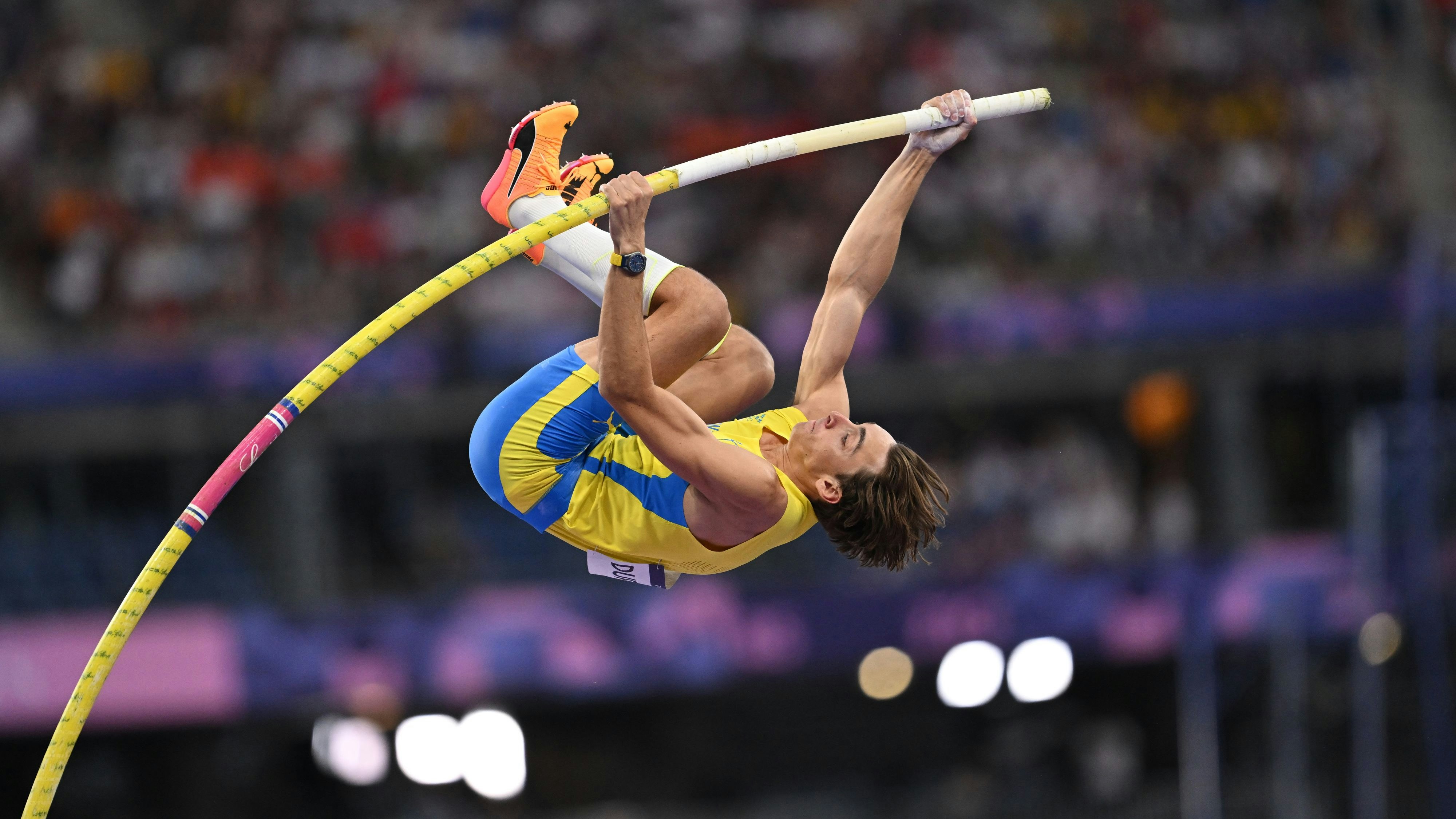 Armand Duplantis bei seinen Weltrekordversuchen im Stabhochsprung-Finale bei den Olympischen Spielen.