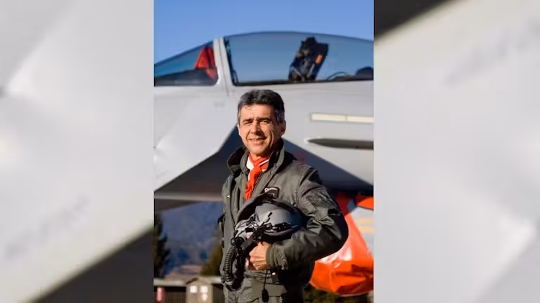 Pilot Doro Kowatsch kurz vor seiner Pensionierung in Uniform vor einem Eurofighter des Bundesheeres
