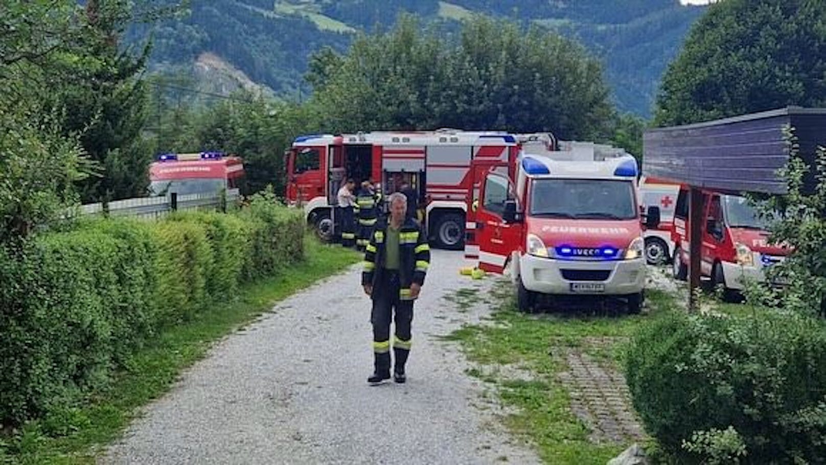 Frau erhitzt Öl in Kochtopf und machten schweren Fehler