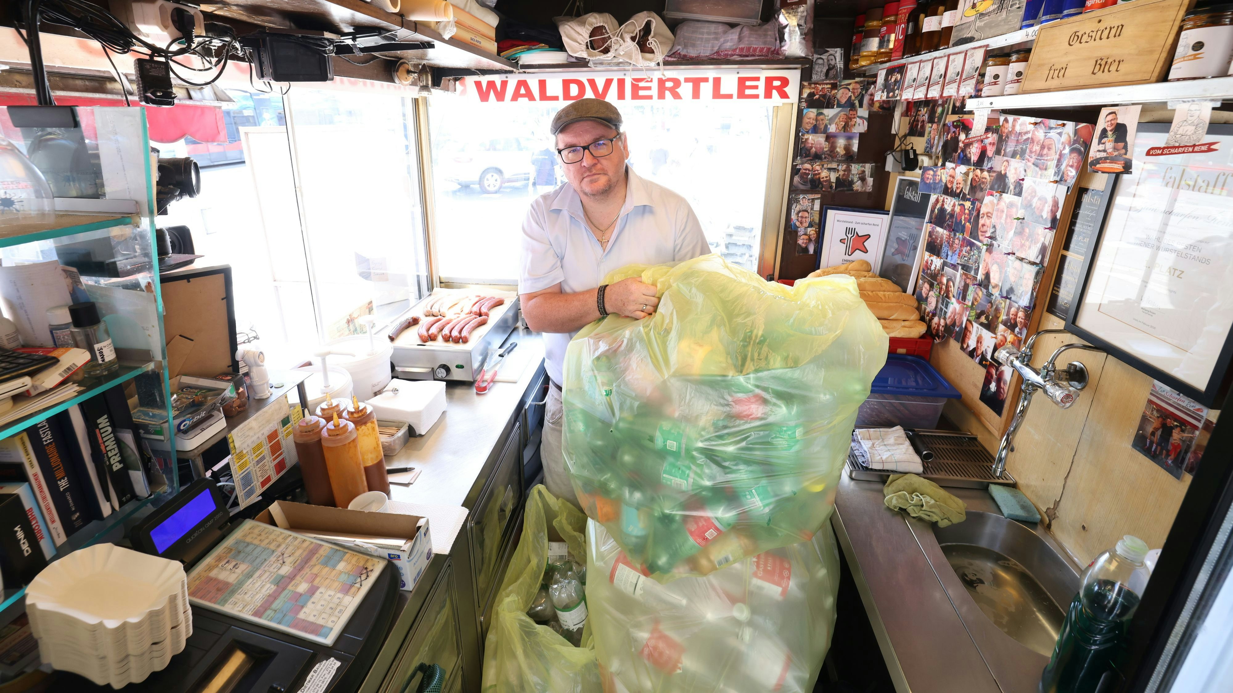 "Wohin mit den ganzen Pfandflaschen?", fragt sich Würstelstandler René Kachlir.