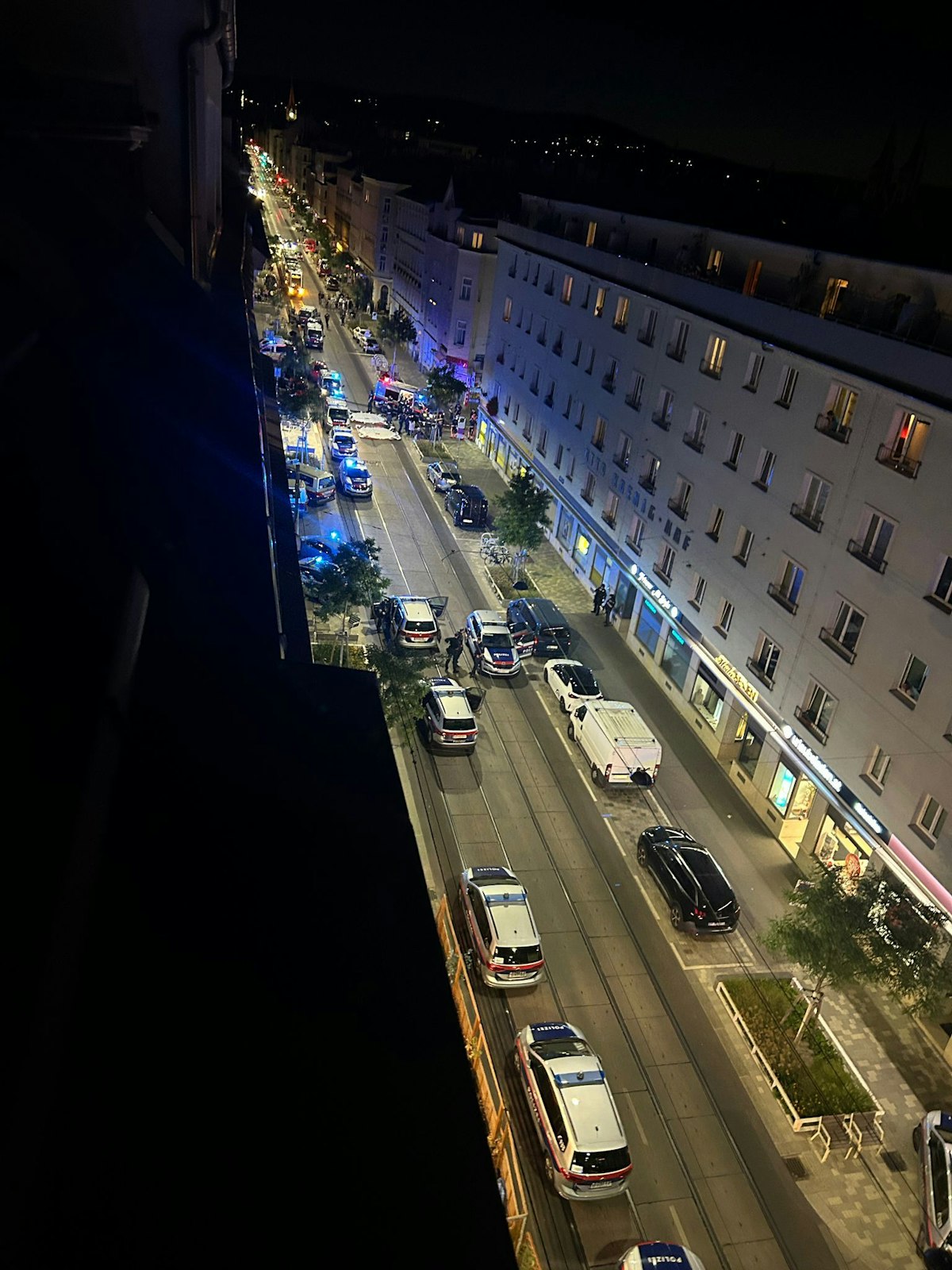 Zahlreiche Einsatzkräfte sammelten sich, die Straße wurde gesperrt.