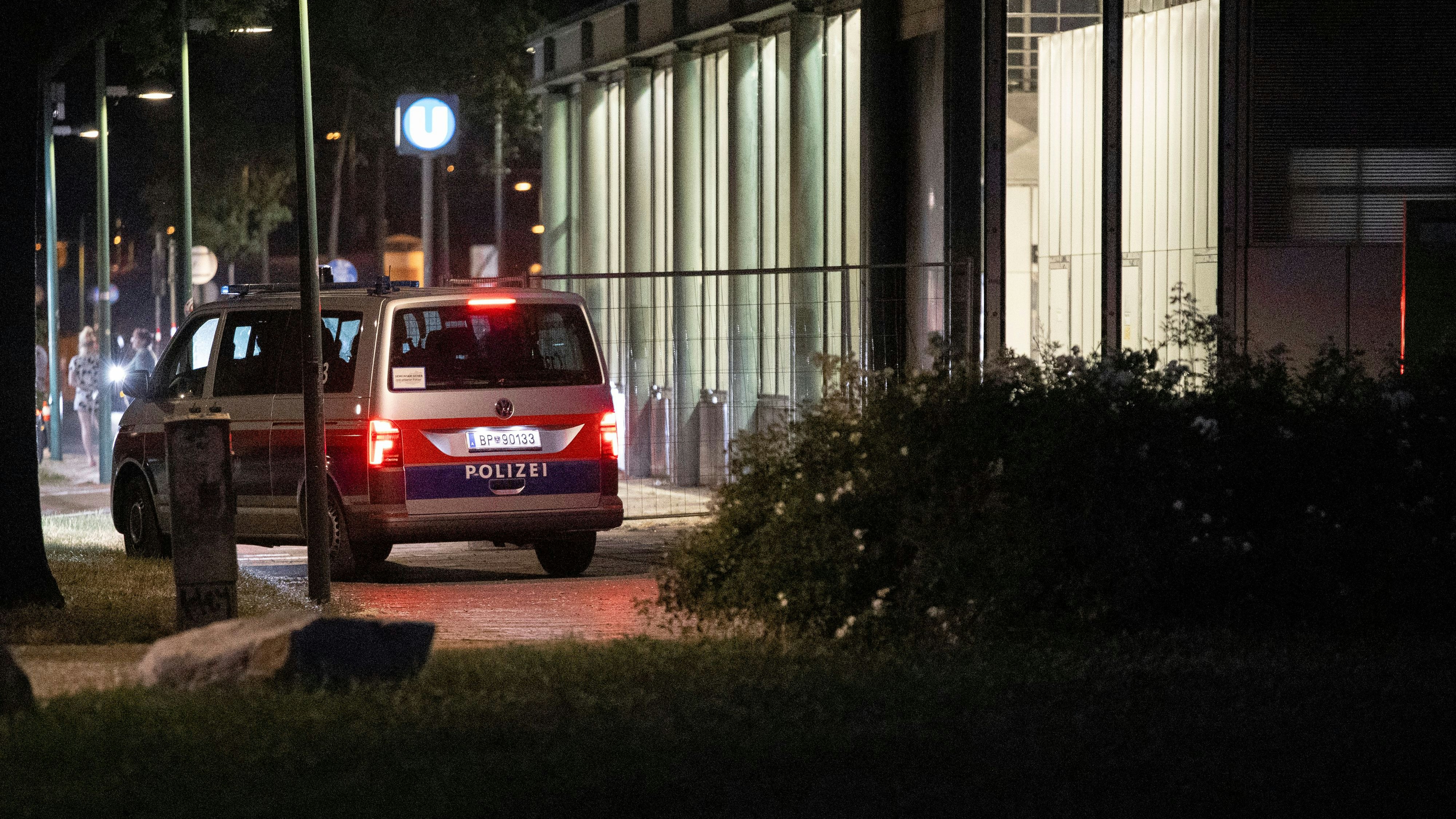 Heute.at - Messer-Teenie wirft Zeitungsständer nach Polizisten