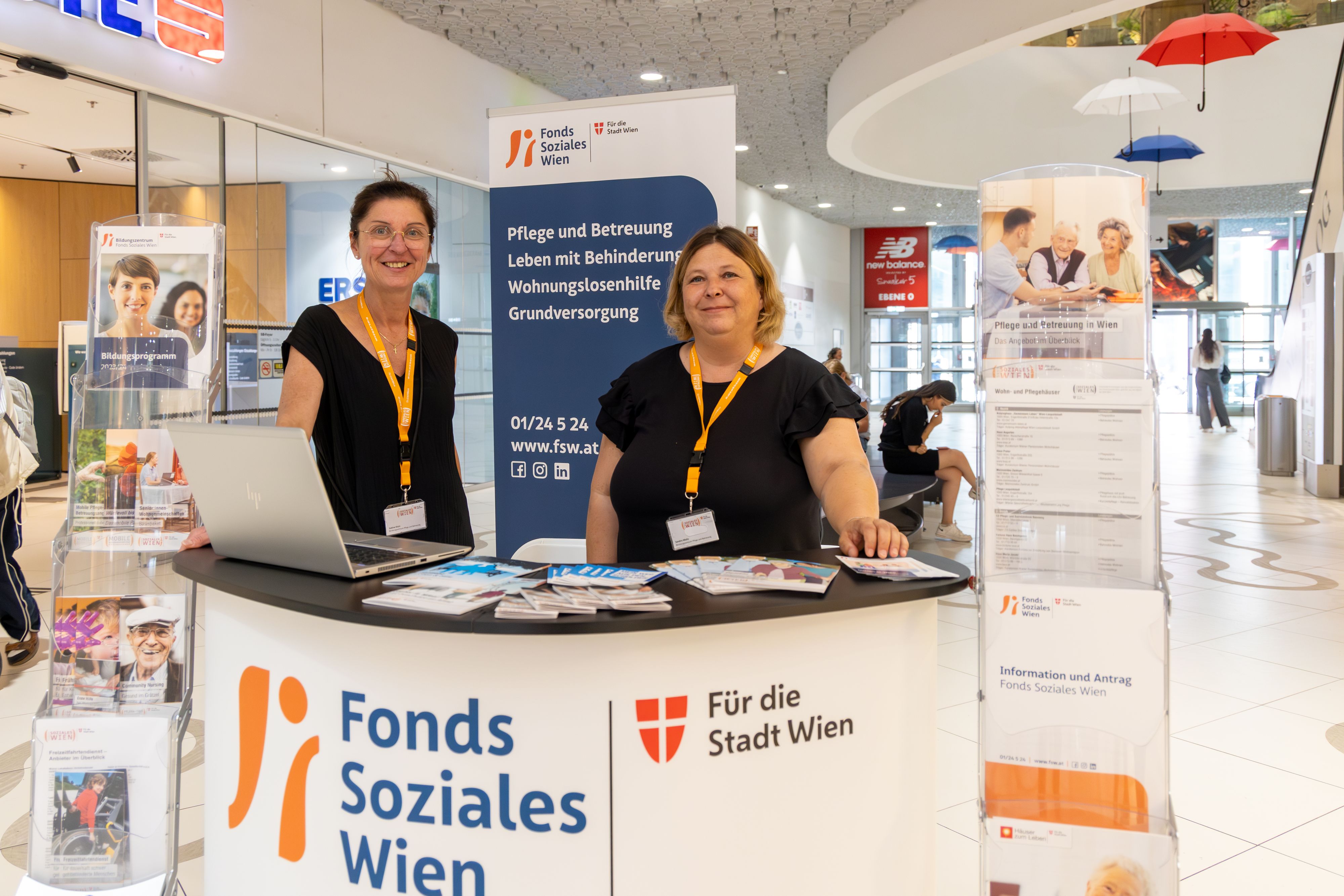Das Beratungsteam des FSW ist unterwegs für Fragen zum Thema Pflege und Betreuung da, zum Beispiel im Einkaufszentrum WIEN MITTE The Mall. 