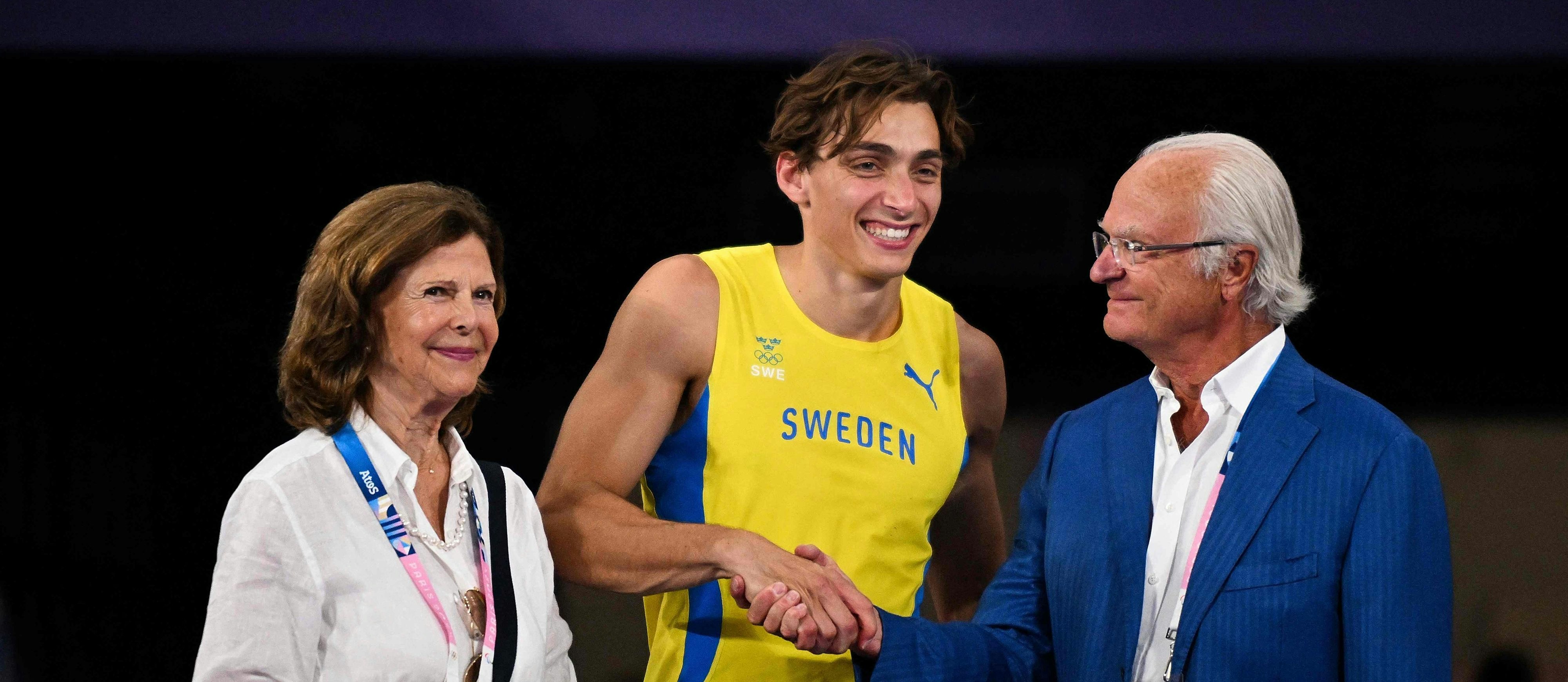 Weltrekordler Armand Duplantis mit Schwedens König Carl Gustav und dessen Ehefrau Silvia im Stade de France