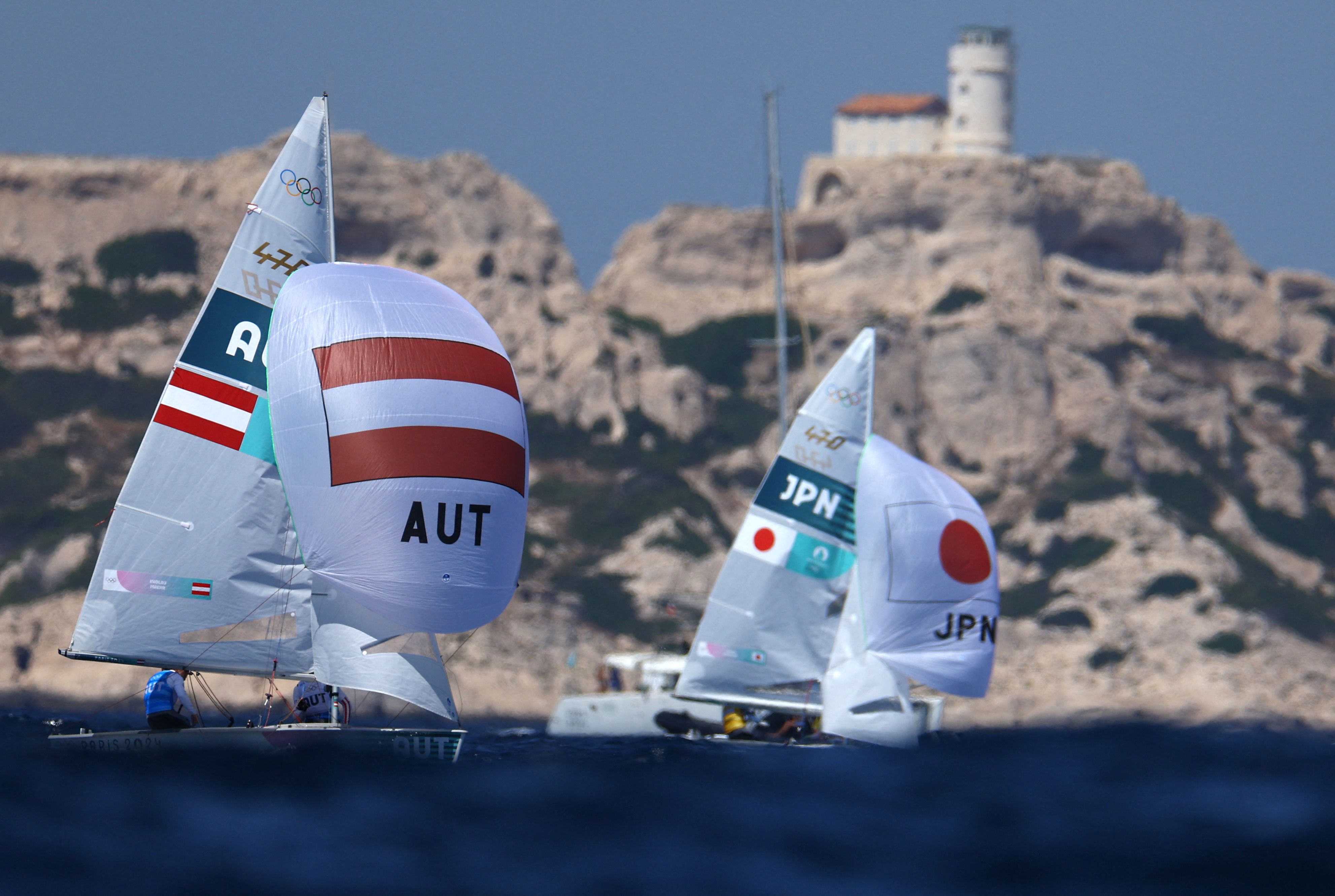 Lara Vadlau/Lukas MÄhr in der 470er-Klasse. 