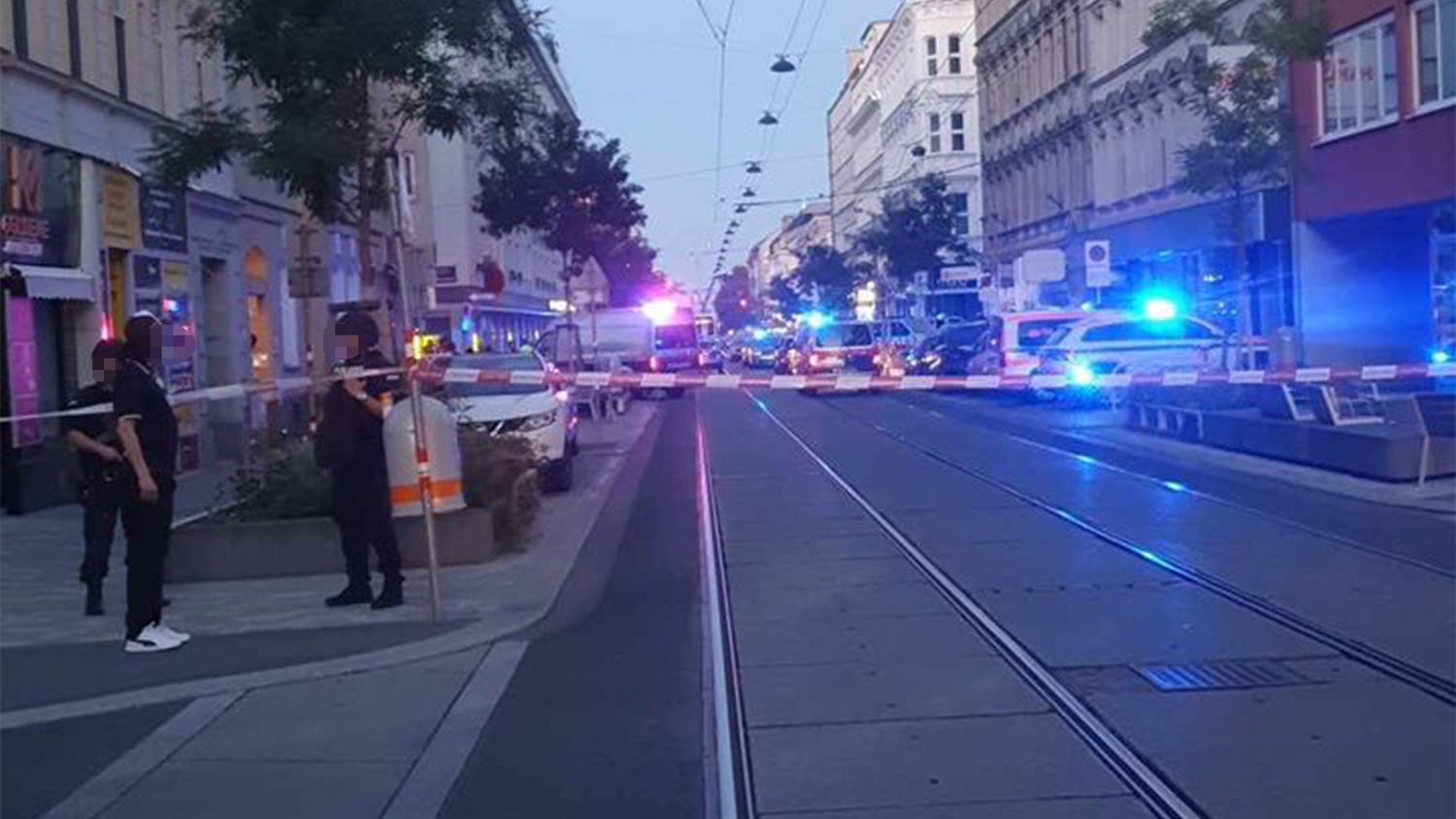 Polizeigroßeinsatz in der Thaliastraße. Am Dienstagabend wurden die Straßen abgesperrt.
