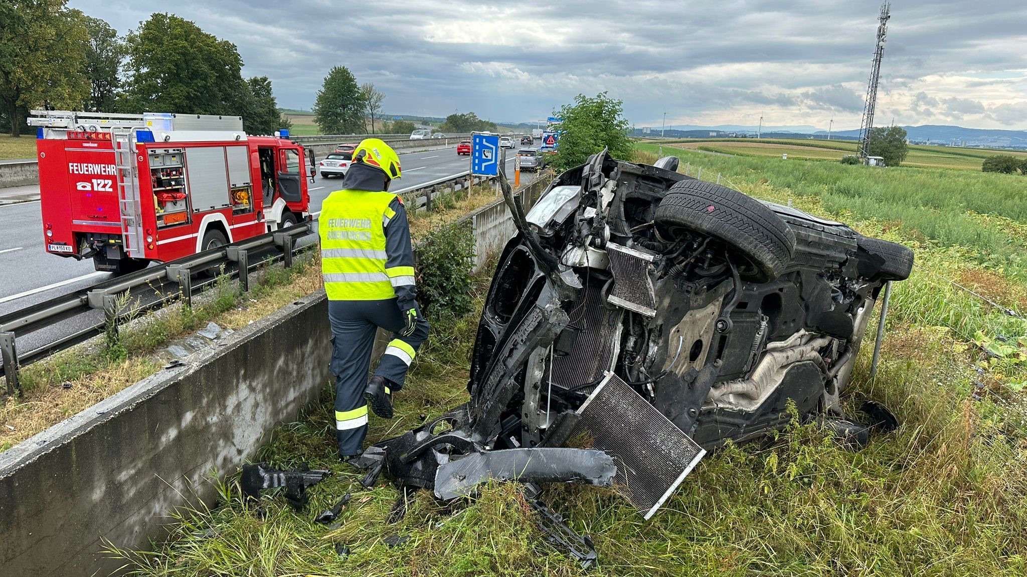 Der Wagen überschlug sich und crashte danach in eine Betonmauer.