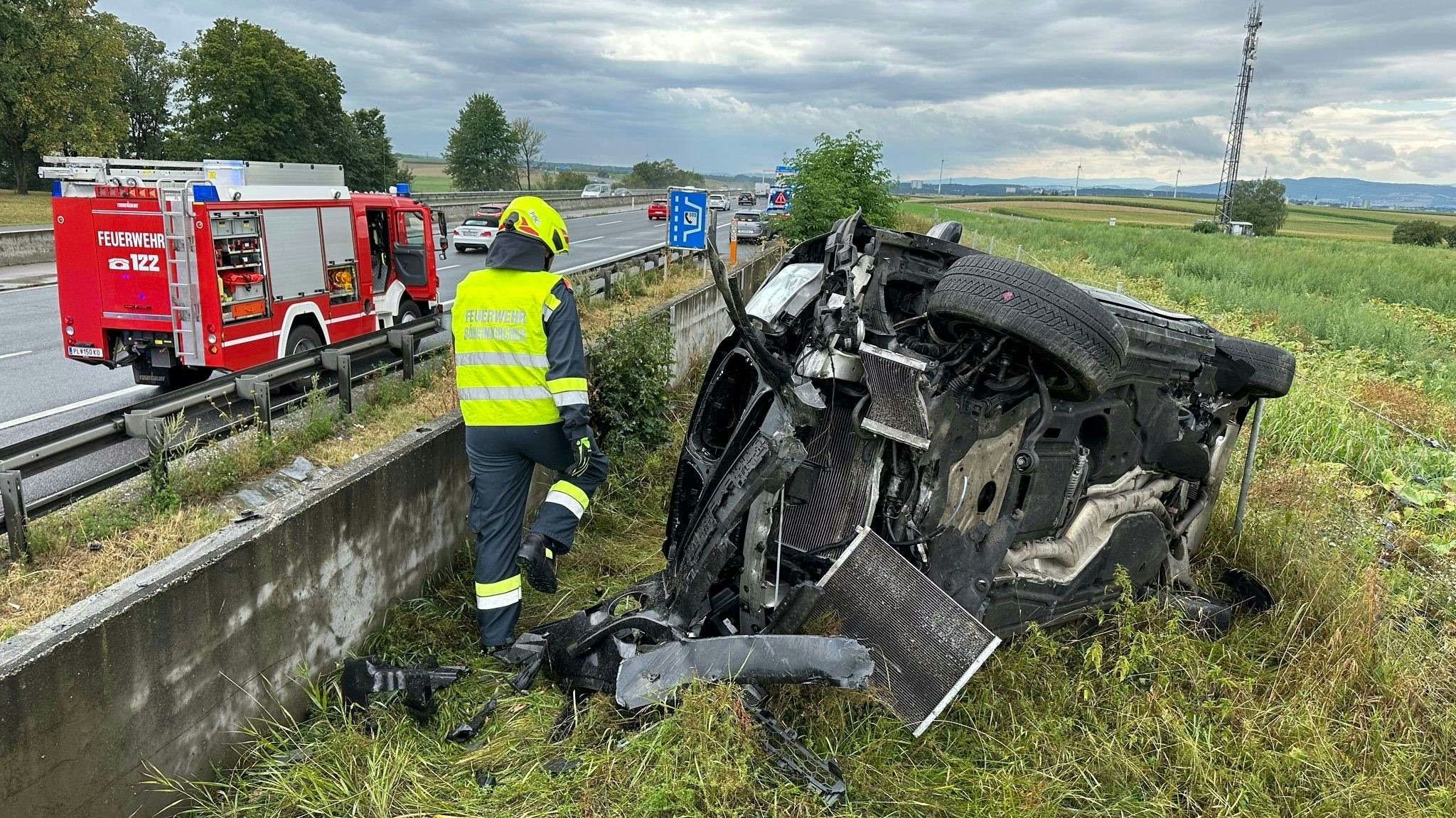 Der Wagen überschlug sich und crashte danach in eine Betonmauer.
