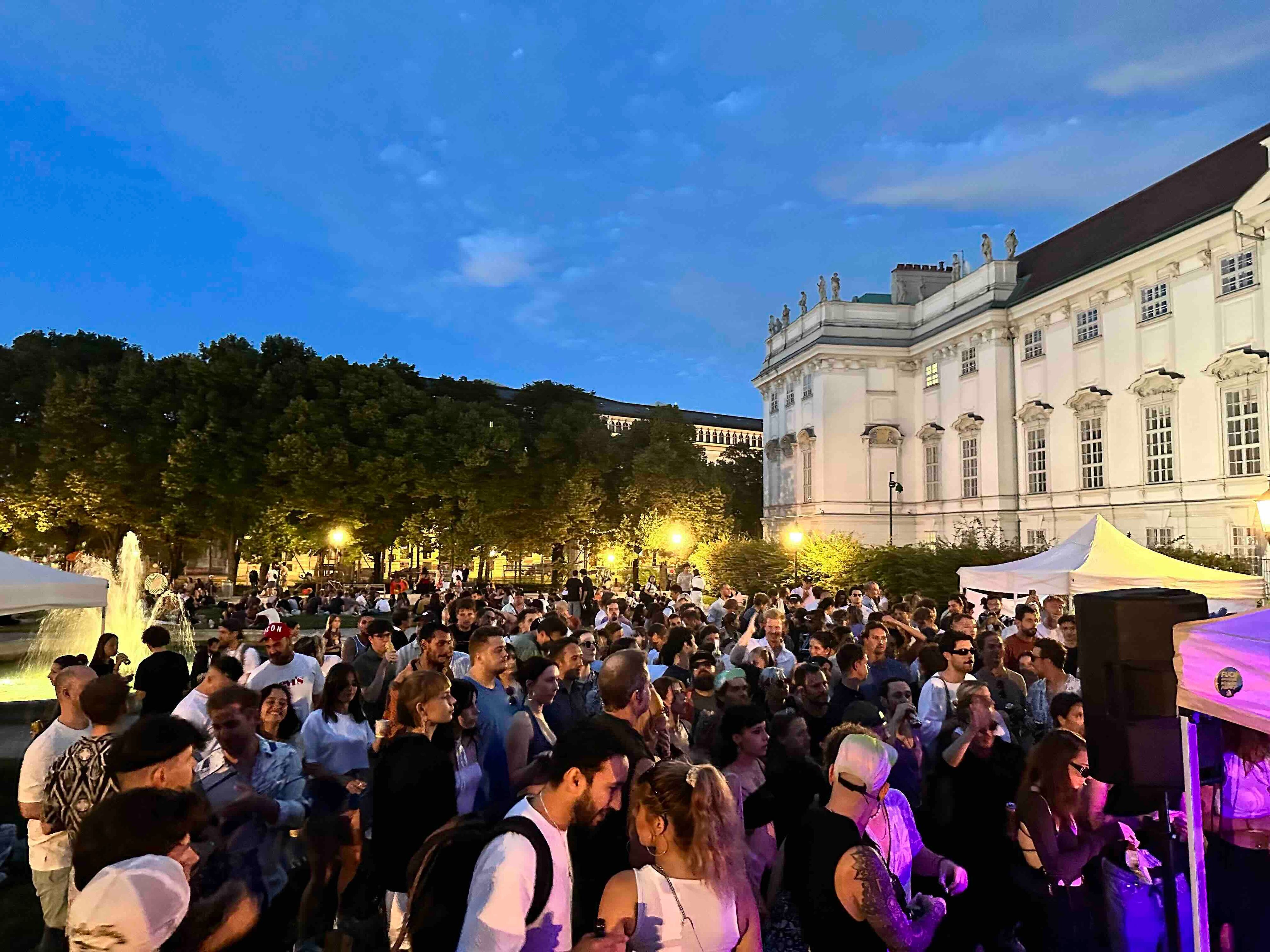 Dieses Jahr bekommt das Programm ein Upgrade durch den DJ Contest. Junge Talente können ihre Fähigkeiten vor großem Publikum zeigen und sich mit Szenegrößen vernetzen