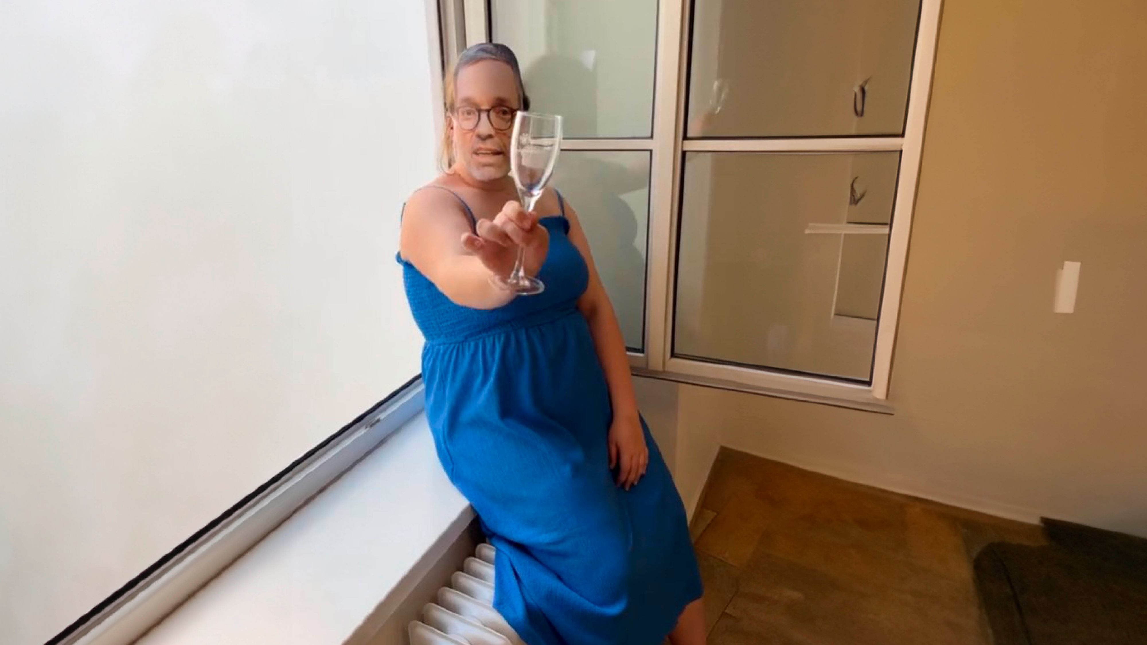 In dem Clip trägt eine Frau eine Herbert-Kickl-Maske, trinkt Champagner und tanzt.