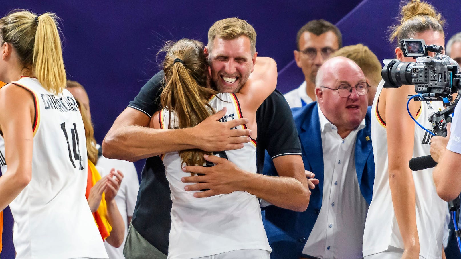 Dirk Nowitzki jubelte mit den deutschen Gold-Heldinnen.