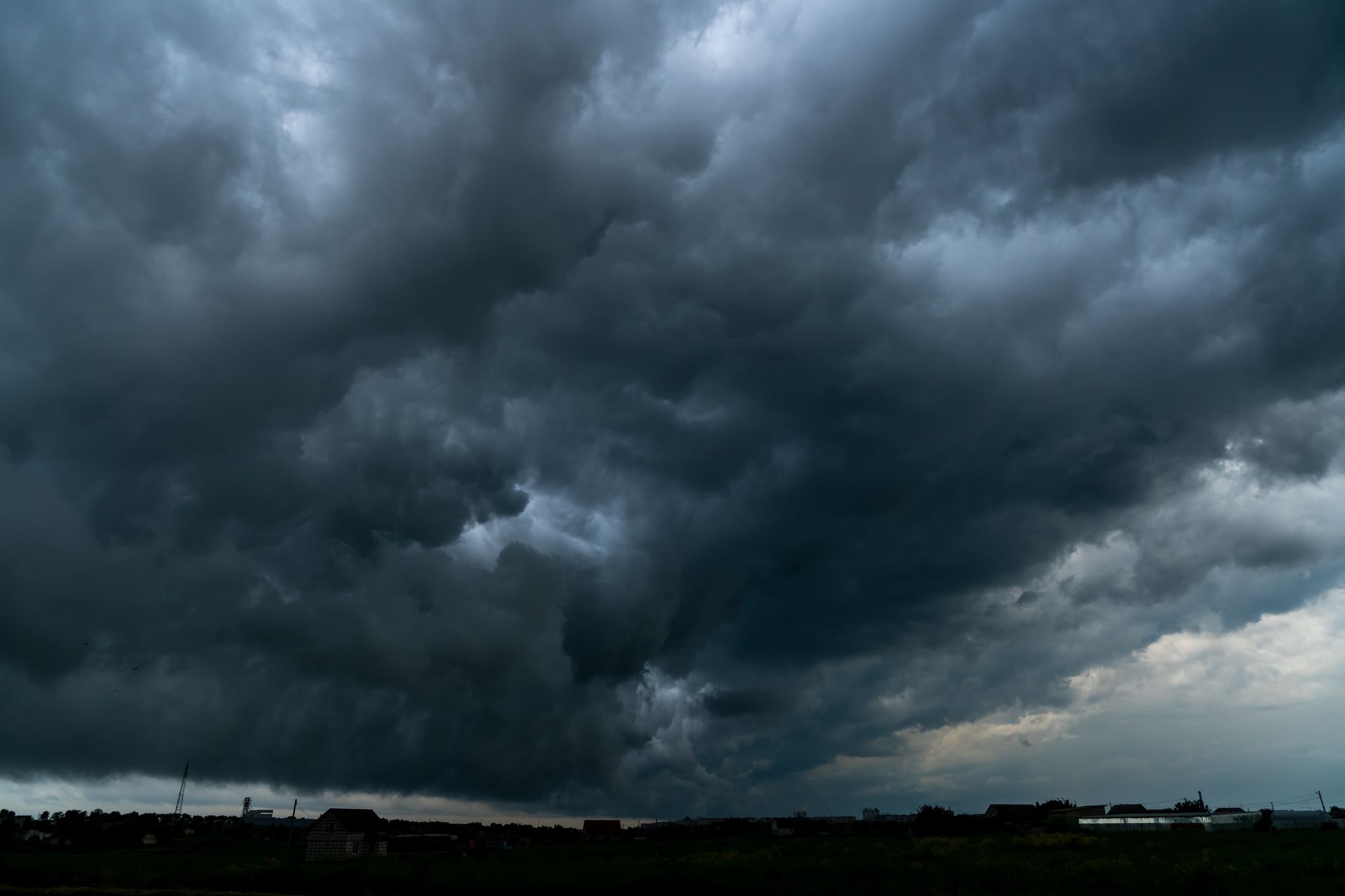 Dunkle Gewitterwolken steuern auf Österreich zu.