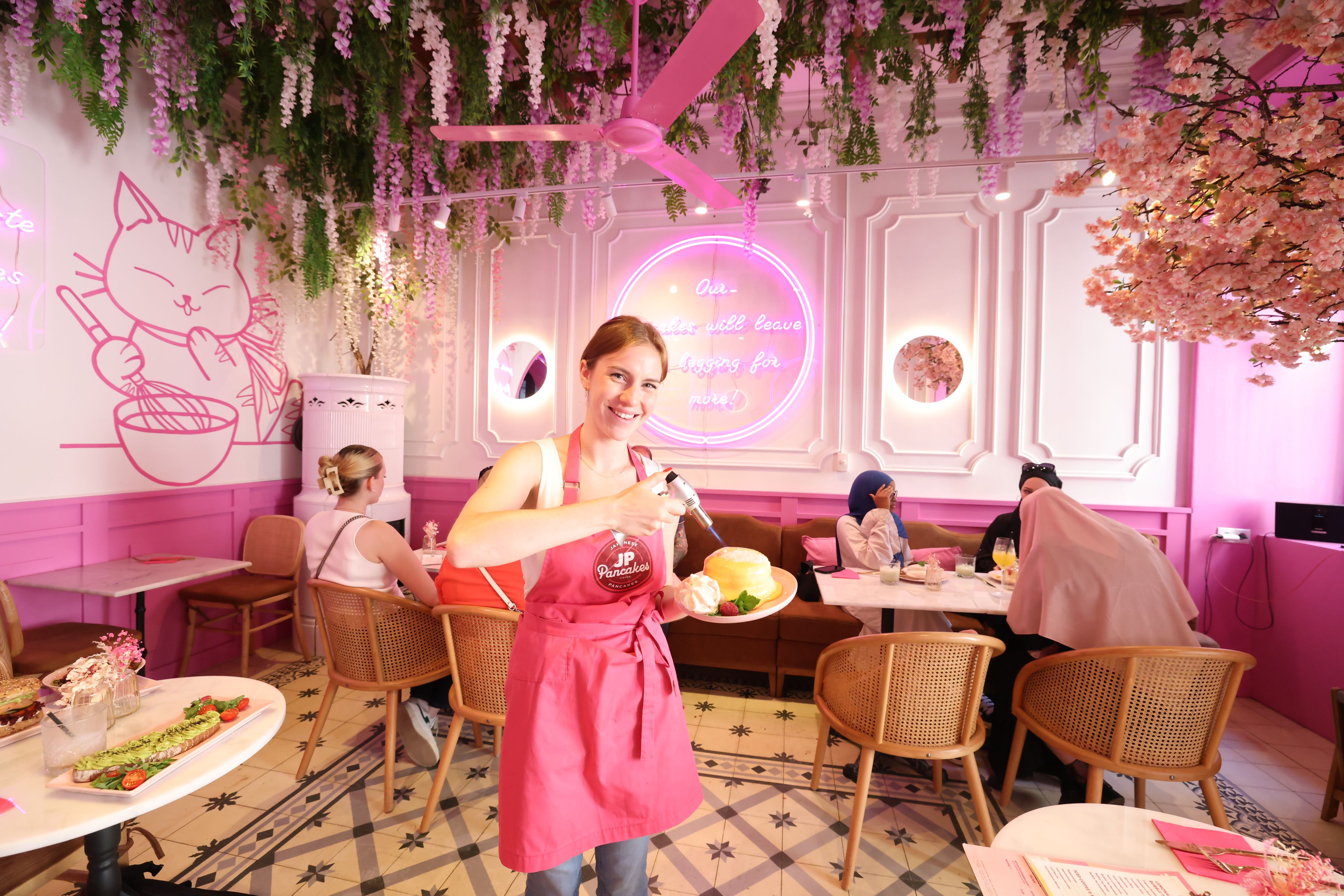 Lisa (23) liebt Pancakes und leitet das pinke Pancake-Lokal 