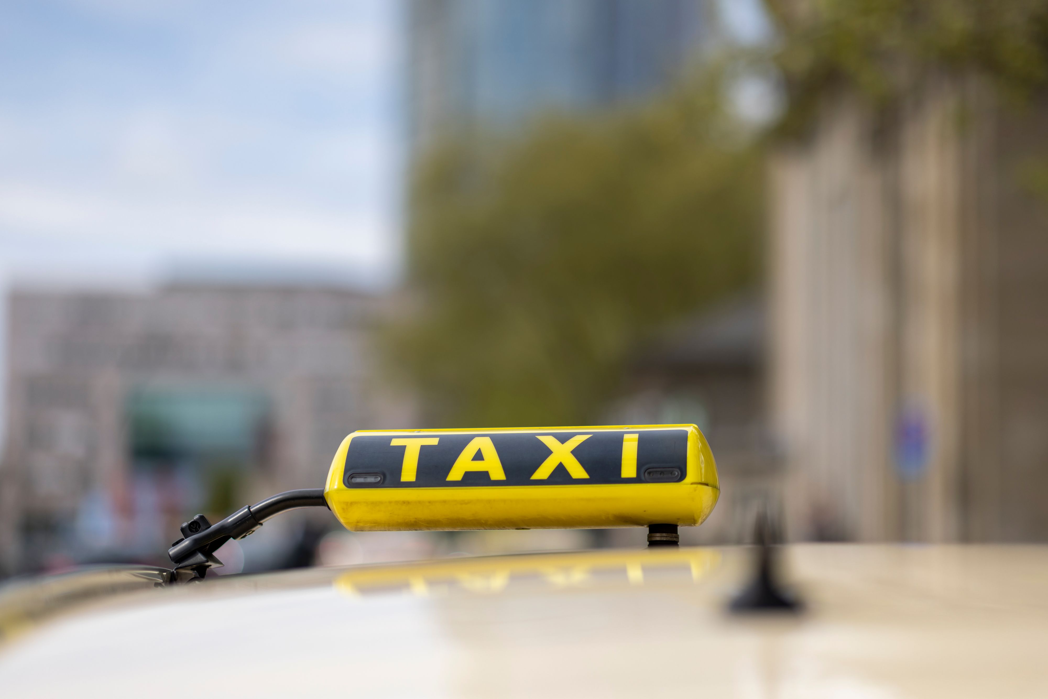 In Köln hat ein 36-jähriger Taxifahrer absichtlich Passanten angefahren.