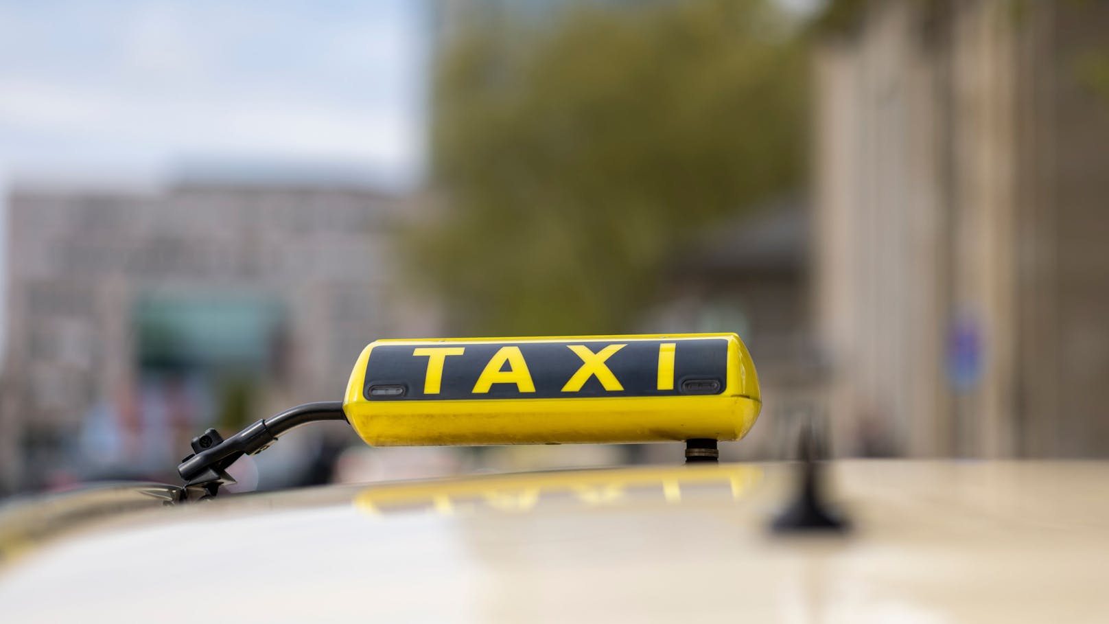 Taxi-Wahnsinn – Fahrer mäht absichtlich Frauen nieder