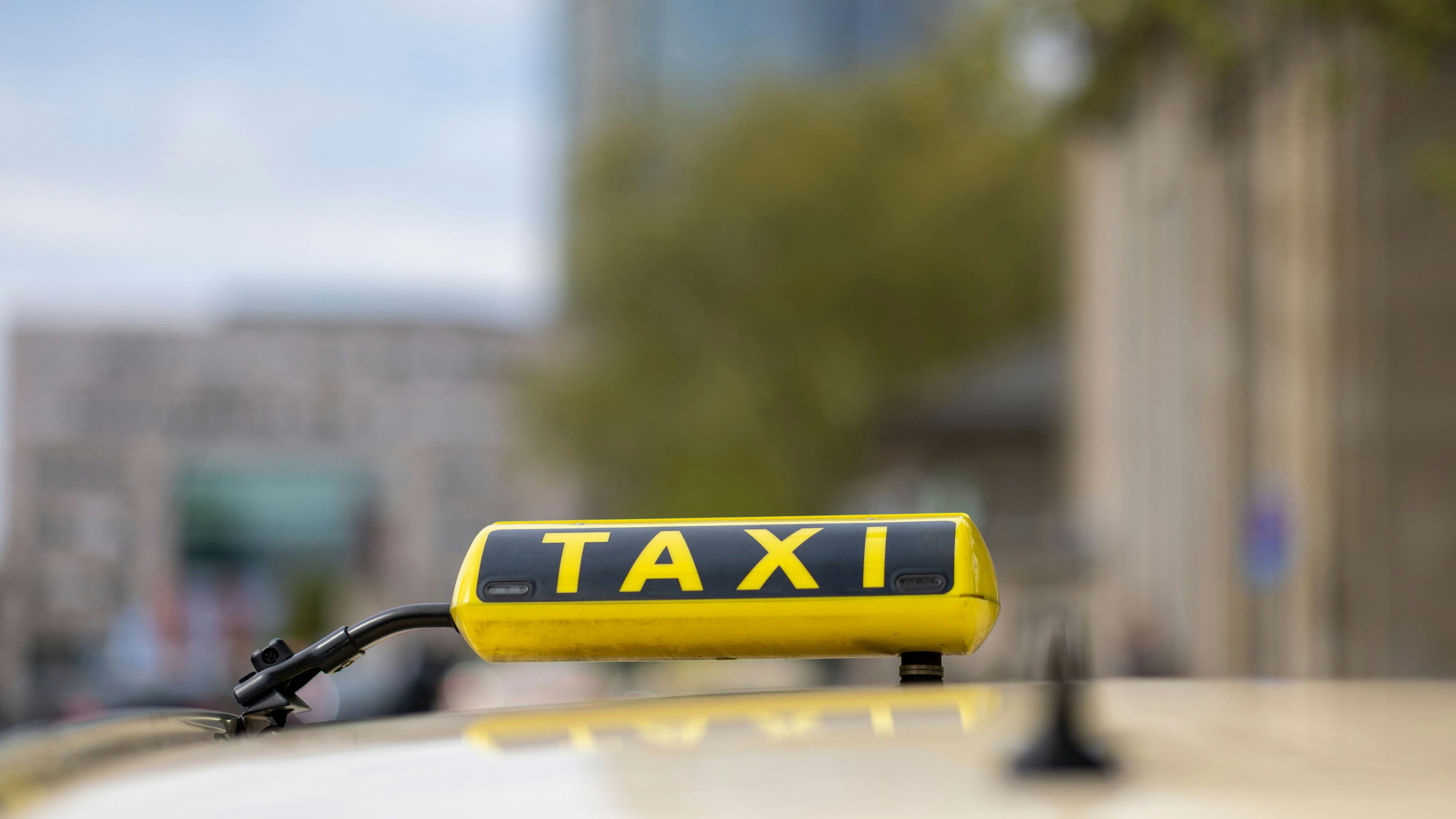 In Köln hat ein 36-jähriger Taxifahrer absichtlich Passanten angefahren.
