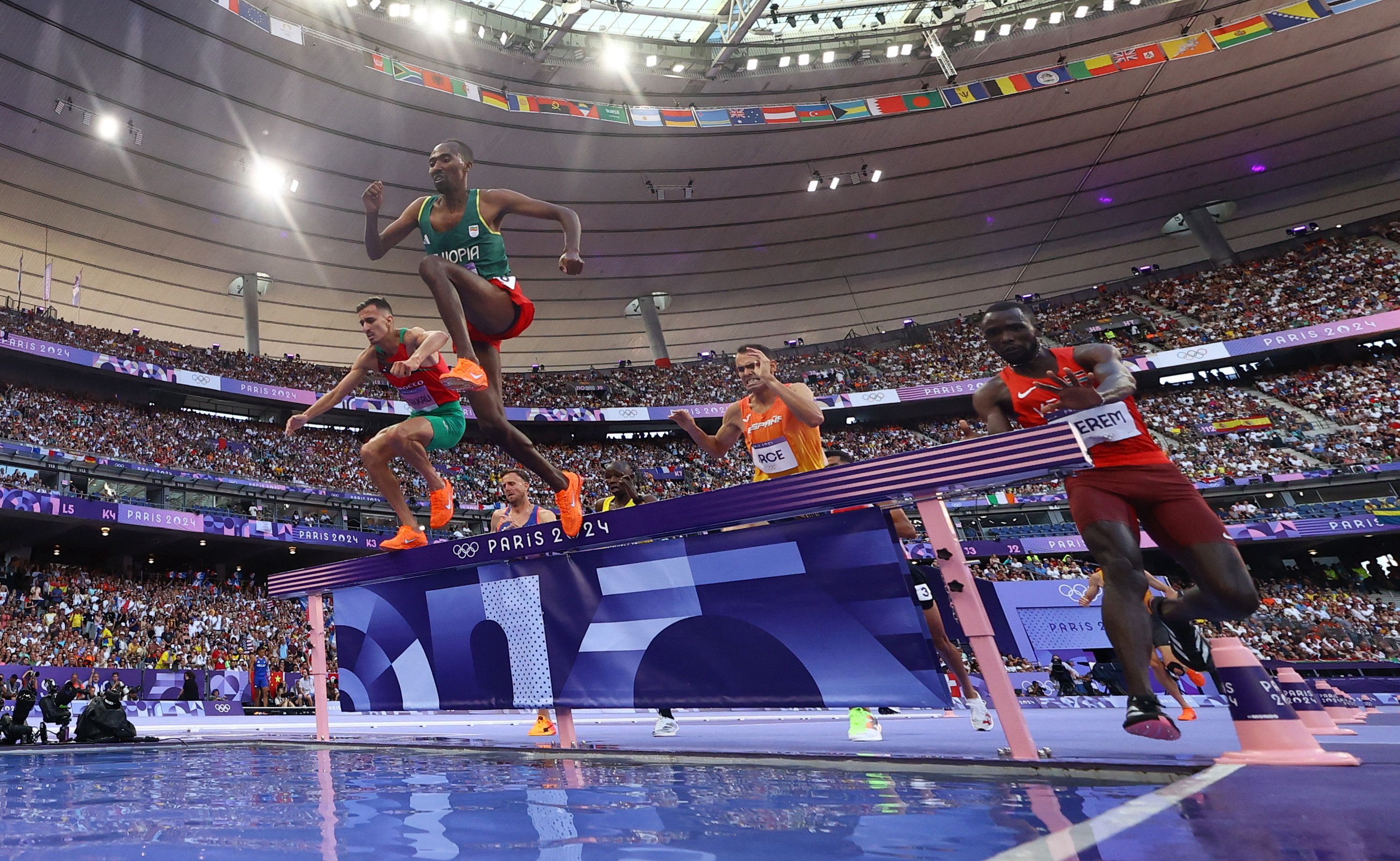 Amos Serem aus Kenia kürzte im 3.000-Meter-Hindernisrennen ungewollt ab, durfte trotzdem im Finale starten. 