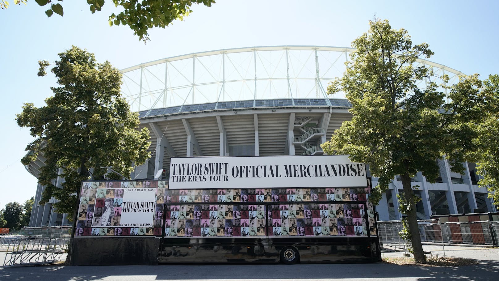 Die ersten Swift-Trucks stehen schon vorm Stadion.