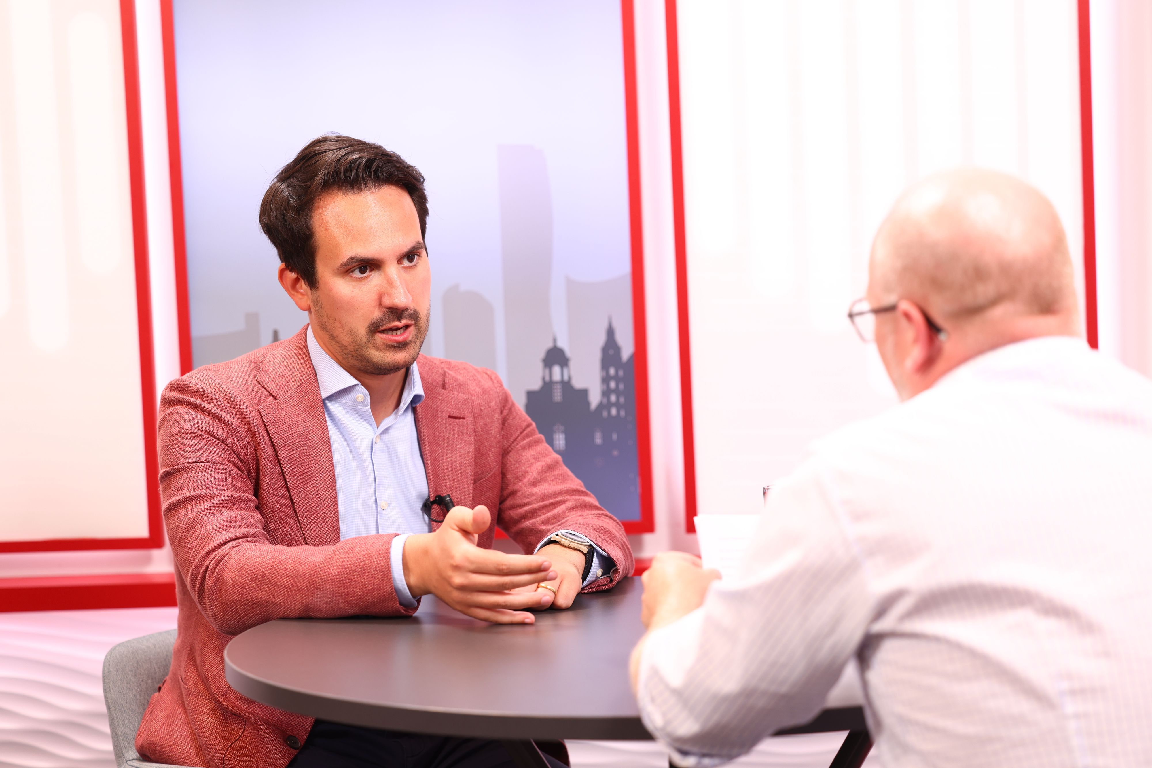 Auch jugendliche Asylwerber ab 14 Jahren, die in Österreich schwere Straftaten begehen, sollen abgeschoben werden, fordert Wiens Vize-Bürgermeister Christoph Wiederkehr (Neos).