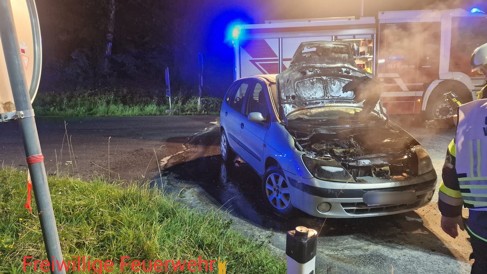 Autofahrer bemerkt komischen Geruch und reagiert sofort