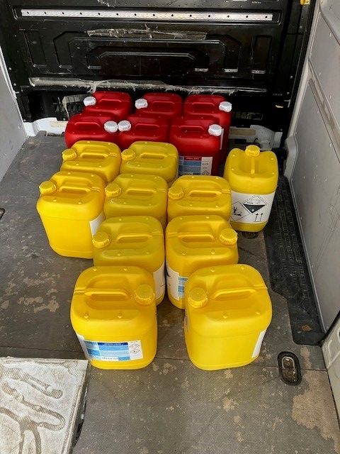 Der österreichische Transporter war mit insgesamt 400 Liter hochätzender und umweltgefährdender Flüssigkeit beladen.