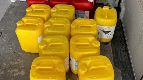 Der österreichische Transporter war mit insgesamt 400 Liter hochätzenderund umweltgefährdender Flüssigkeit belade