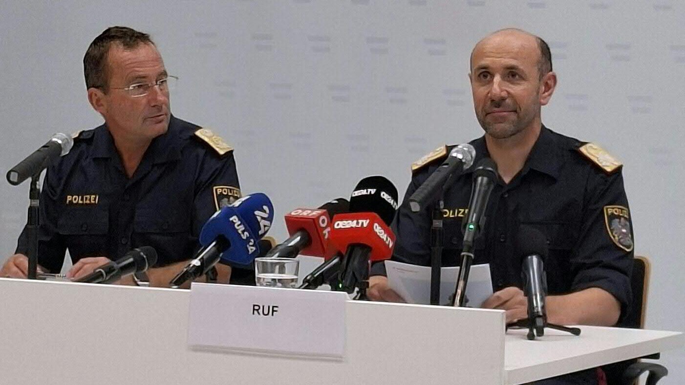 Der Wiener Landespolizeipräsident Gerhard Pürstl und der Generaldirektor für die öffentliche Sicherheit, Franz Ruf, bei der Pressekonferenz Mittwochabend in Wien