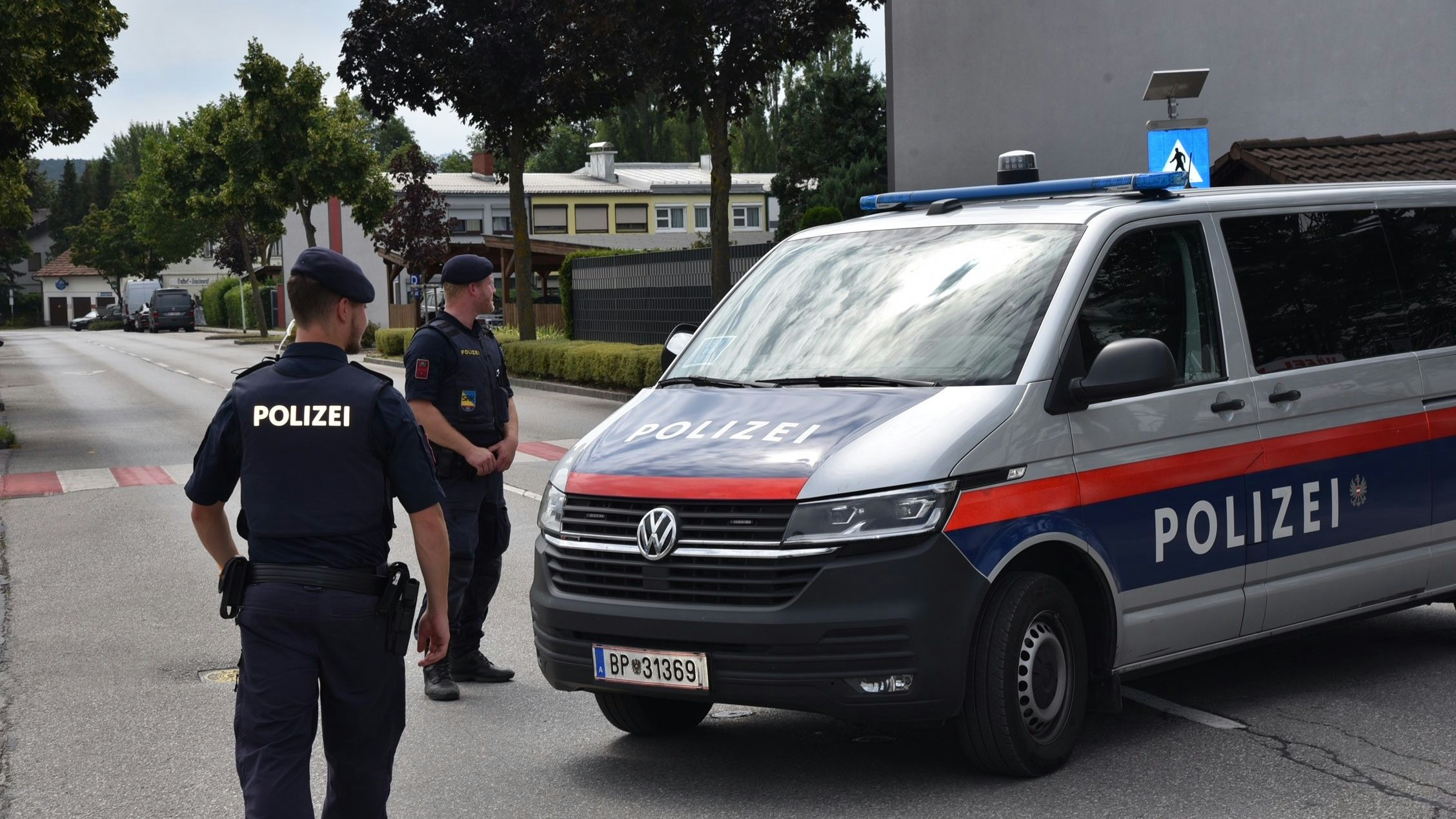 Straßensperre Mittwoch in Ternitz, Bezirk Neunkirchen. Seit den frühen Morgenstunden durchsuchte die Exekutive das Elternhaus von Beran A,