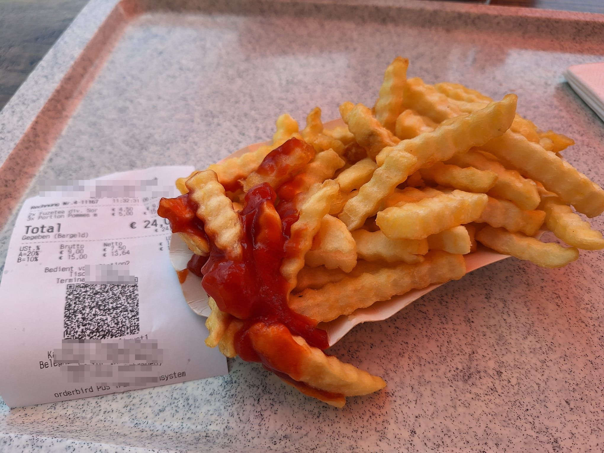 Drei Portionen Freibad-Pommes und zwei Eistee kamen einen Linzer teuer zu stehen.