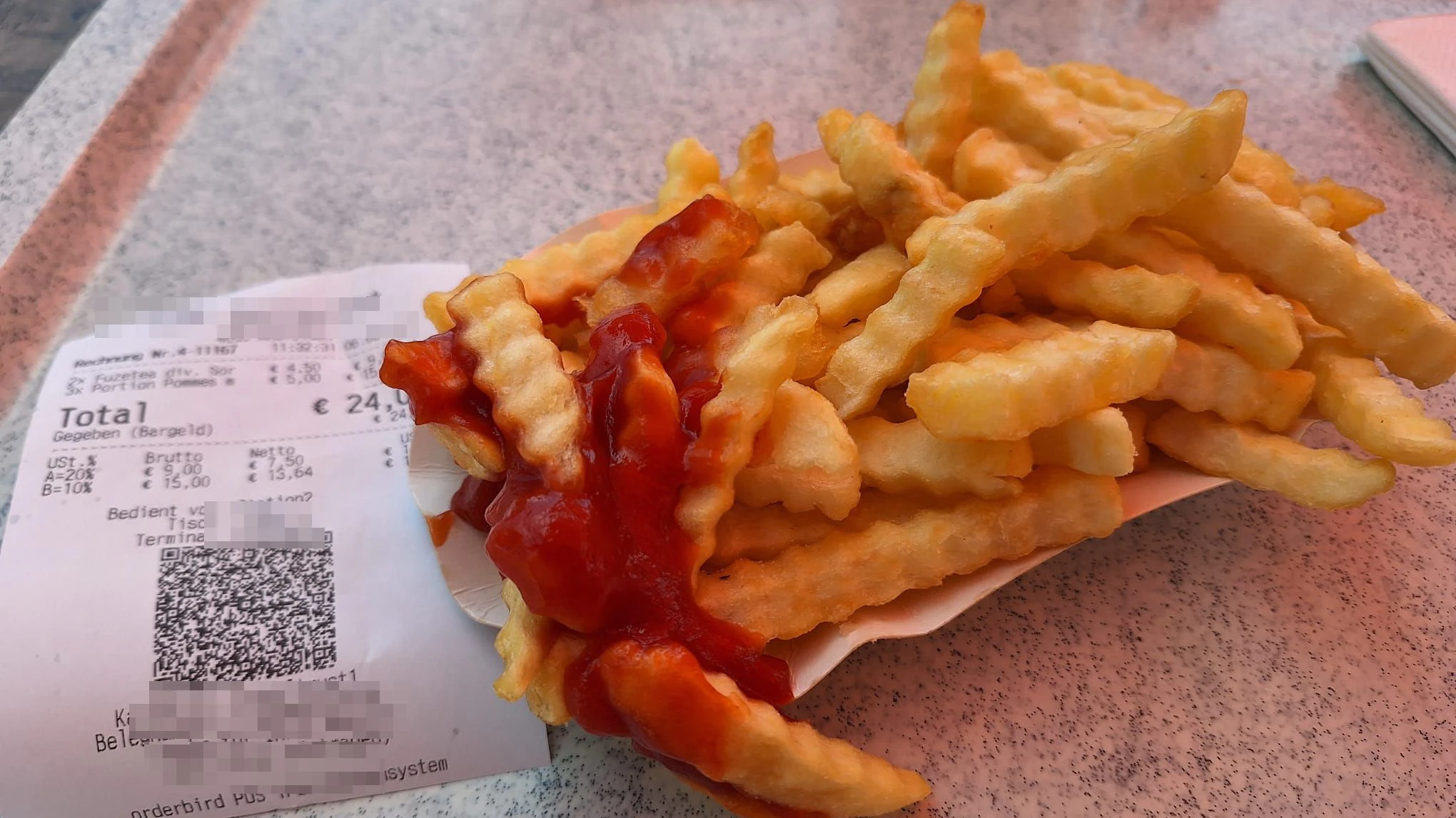 Drei Portionen Freibad-Pommes und zwei Eistee kamen einen Linzer teuer zu stehen.