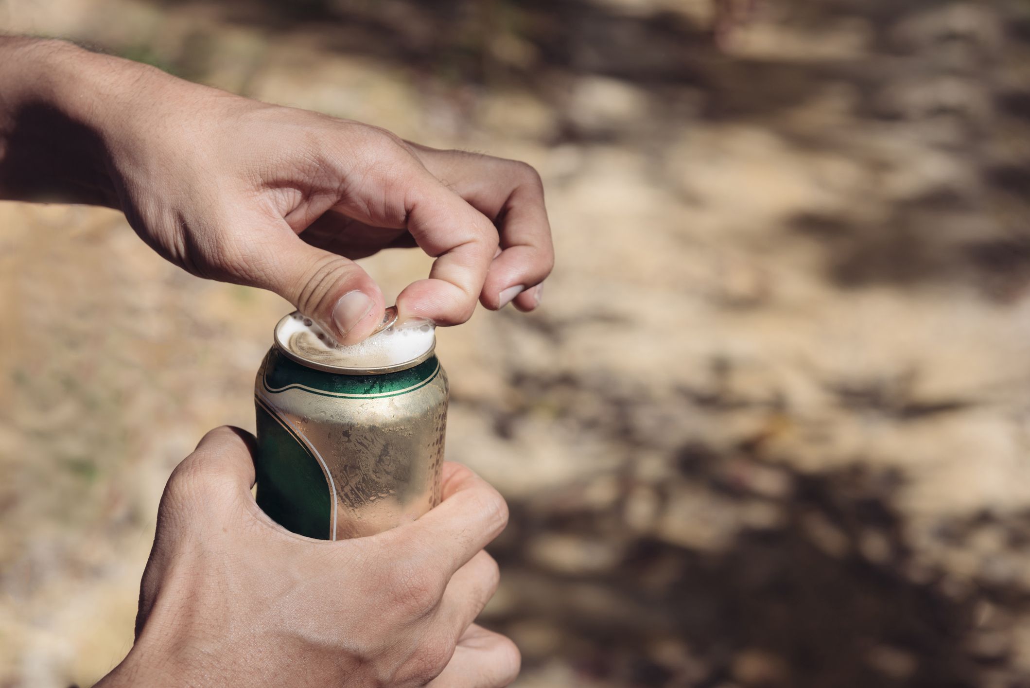 Die Bierdose war bereits geöffnet, verletzte die Polizistin im Gesicht. (Symbolbild)