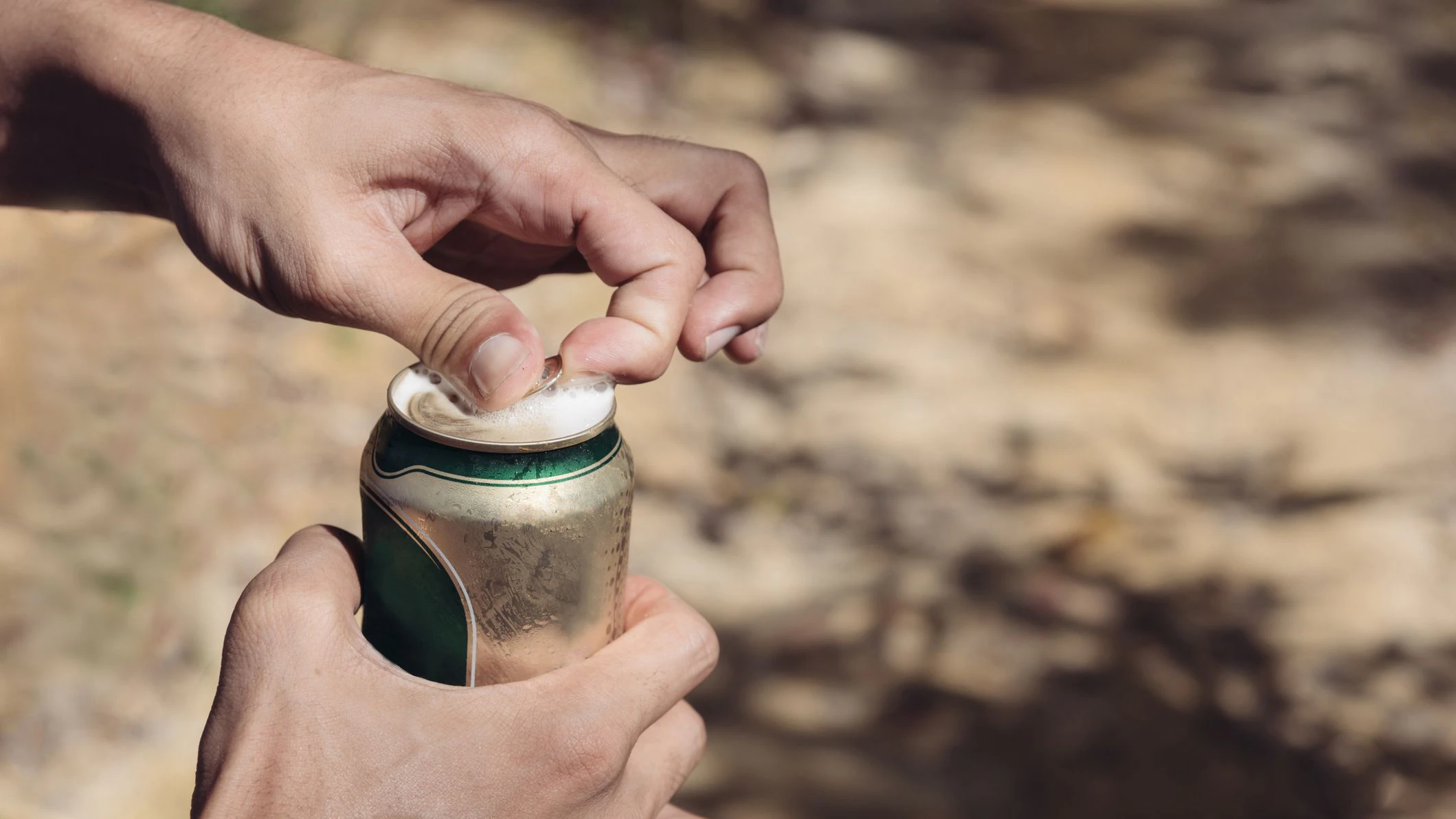 Die Bierdose war bereits geöffnet, verletzte die Polizistin im Gesicht. (Symbolbild)