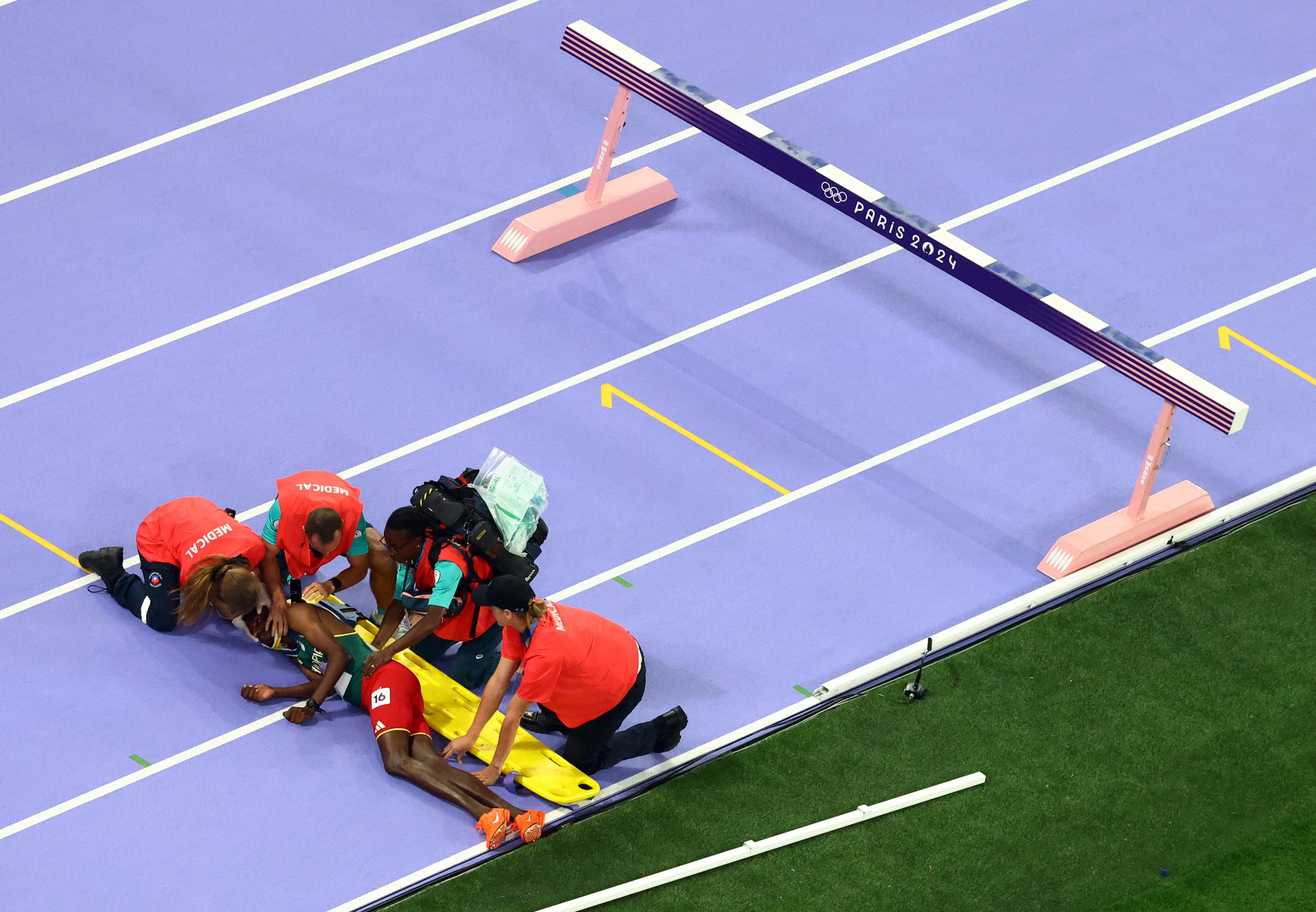 Lamecha Girma kommt im Finale über 3.000 Meter Hindernis schwer zu Sturz. 