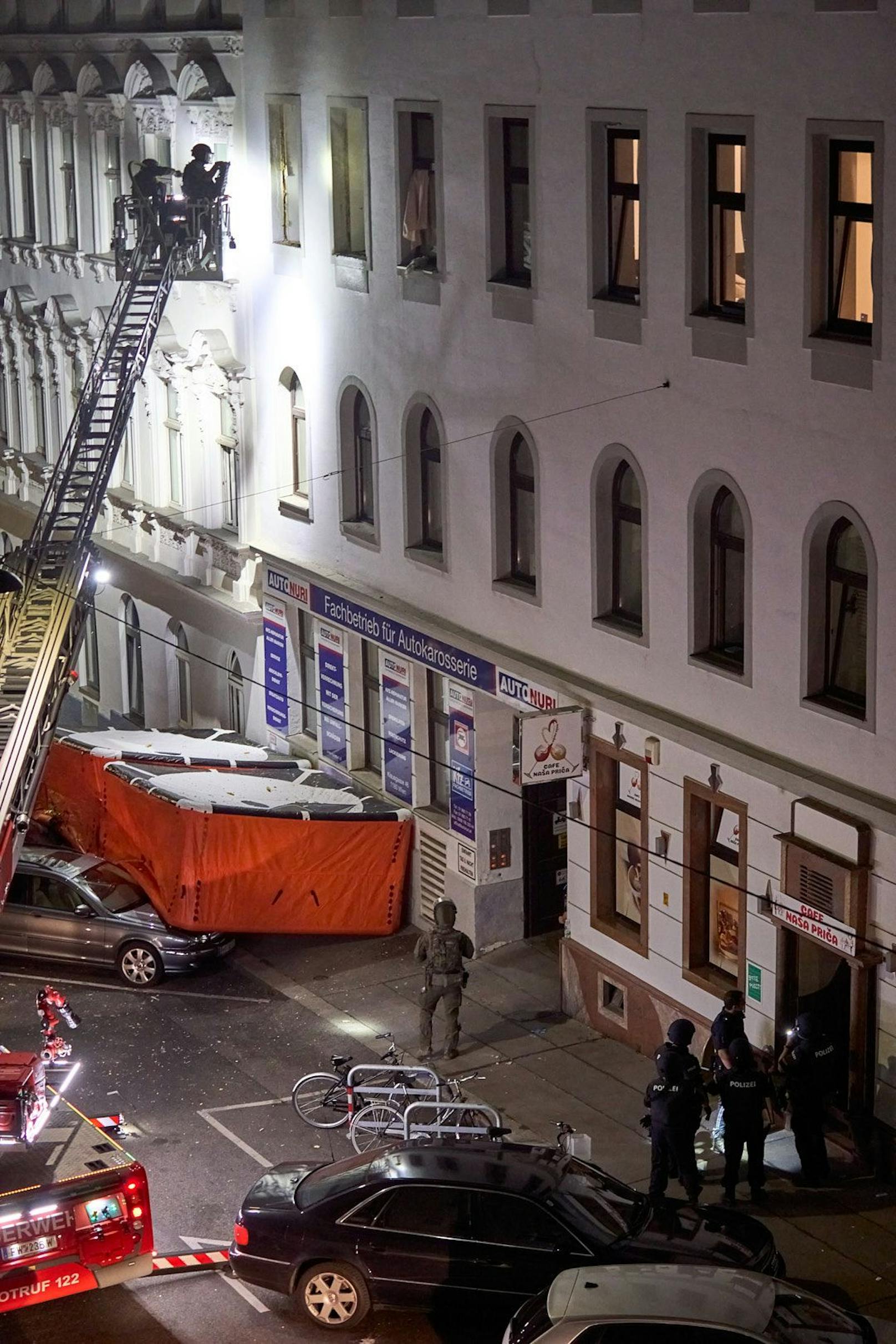 Bei einer Explosion im Zuge eines Polizeieinsatzes in Wien-Ottakring ist am Dienstagabend bzw. in der Nacht auf Mittwoch der Mann, dem der Einsatz gegolten hatte, ums Leben gekommen. "Heute" hat die Fotos.